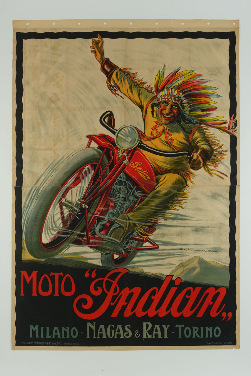 indiano d’America corre in motocicletta sullo sfondo di montagne (manifesto, stampa composita) di Muggiani Giorgio (sec. XX)