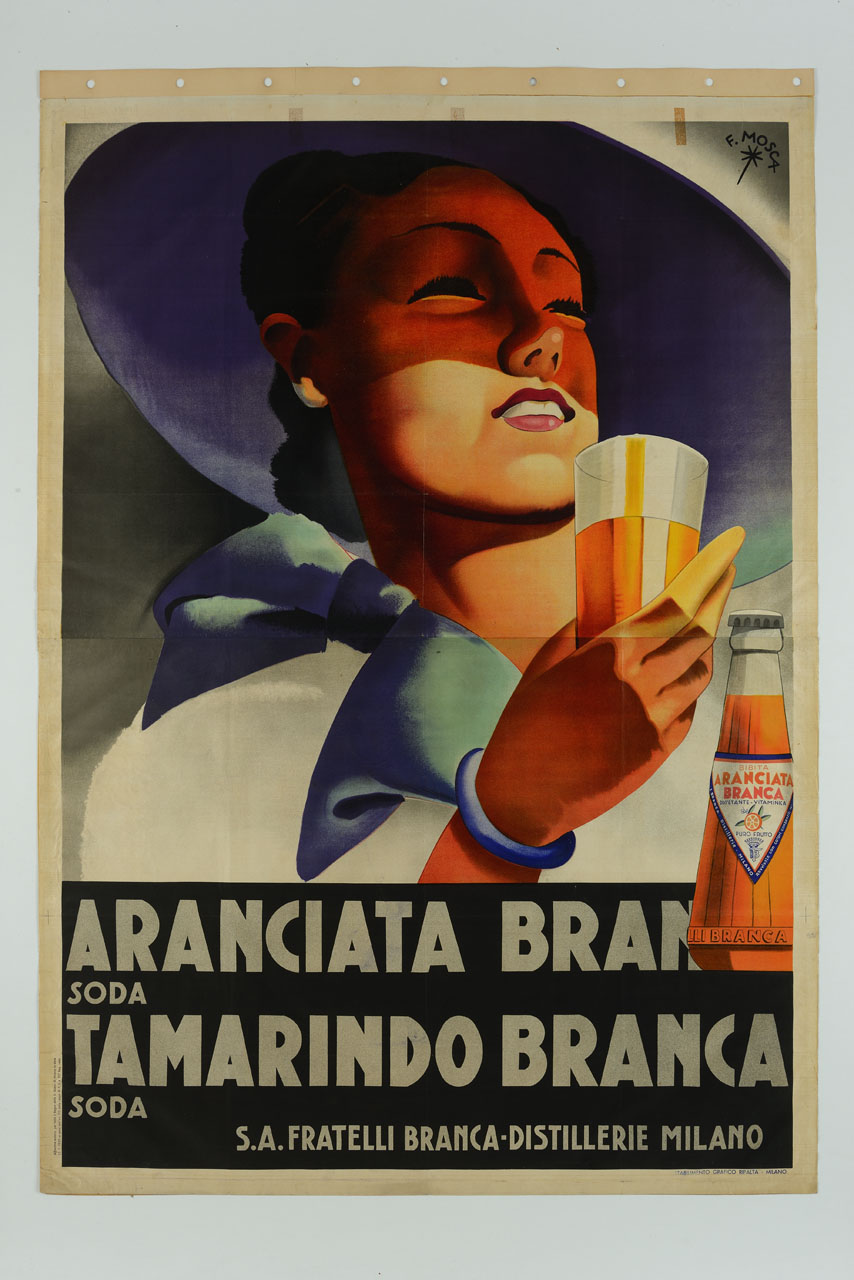 donna con cappello e foulard beve aranciata da un bicchiere con vicino una bottiglietta (manifesto, stampa composita) di Mosca Franco (sec. XX)