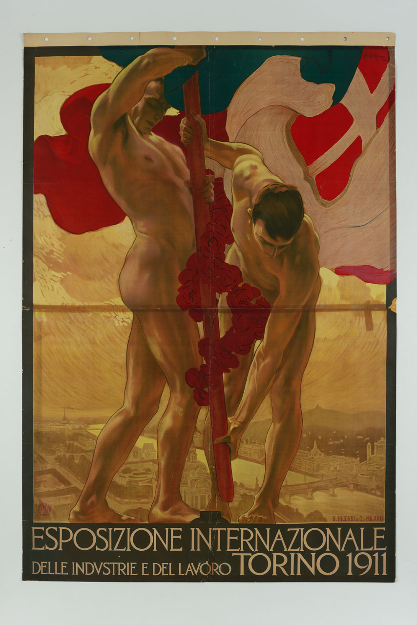 due uomini muscolosi infiggono una bandiera sullo sfondo di una veduta di Torino (manifesto, stampa composita) di Metlicovitz Leopoldo (sec. XX)