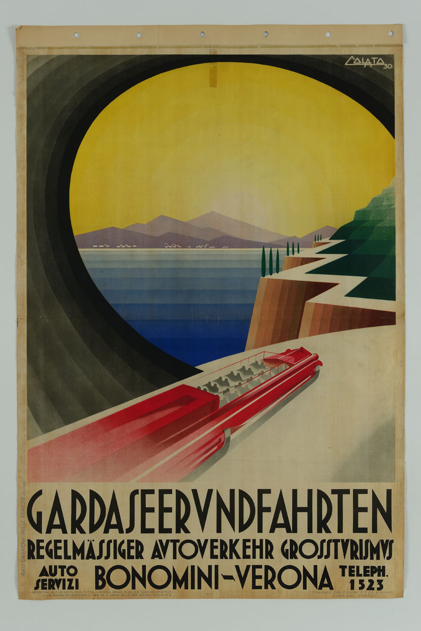torpedone sfreccia all'uscita di una galleria sulla strada costiera del lago di Garda (manifesto) di Colato Arduino (sec. XX)