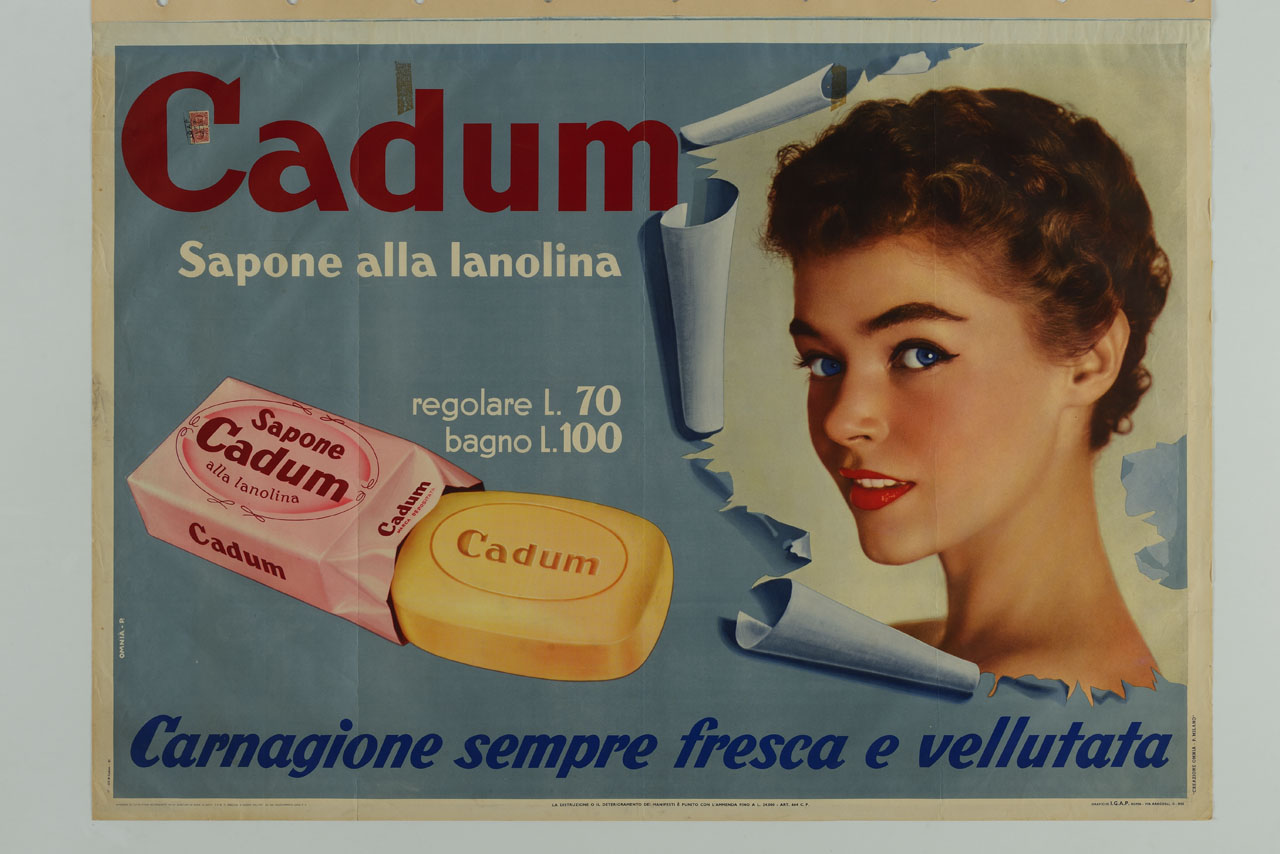 volto di donna dietro un manifesto squarciato e saponetta (manifesto) di Omnia Pubblicità (sec. XX)