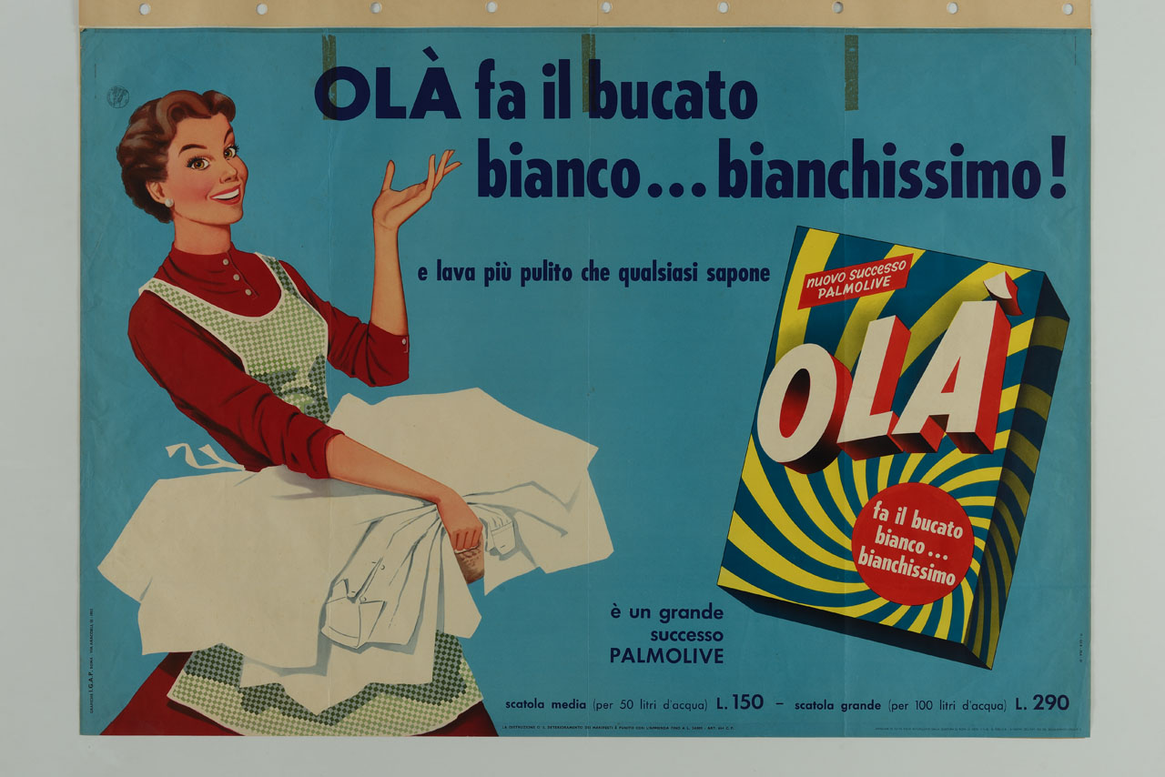 donna indica il motto pubblicitario del manifesto con la cesta del bucato in grembo e confezione di detersivo (manifesto) - ambito italiano (sec. XX)