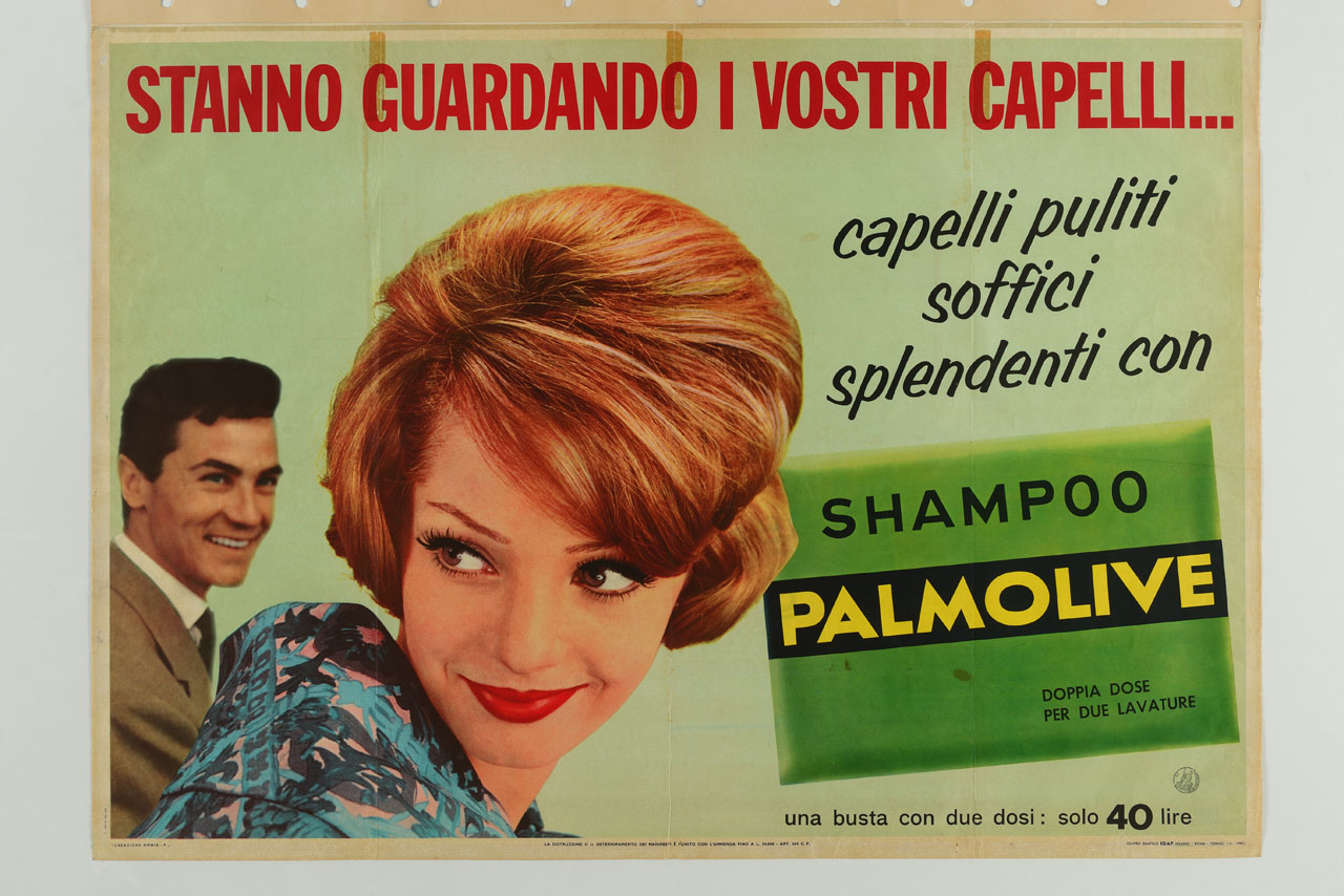 volto di donna, confezione di shampoo e sullo sfondo uomo che la osserva sorridente (manifesto) di Omnia Pubblicità (sec. XX)