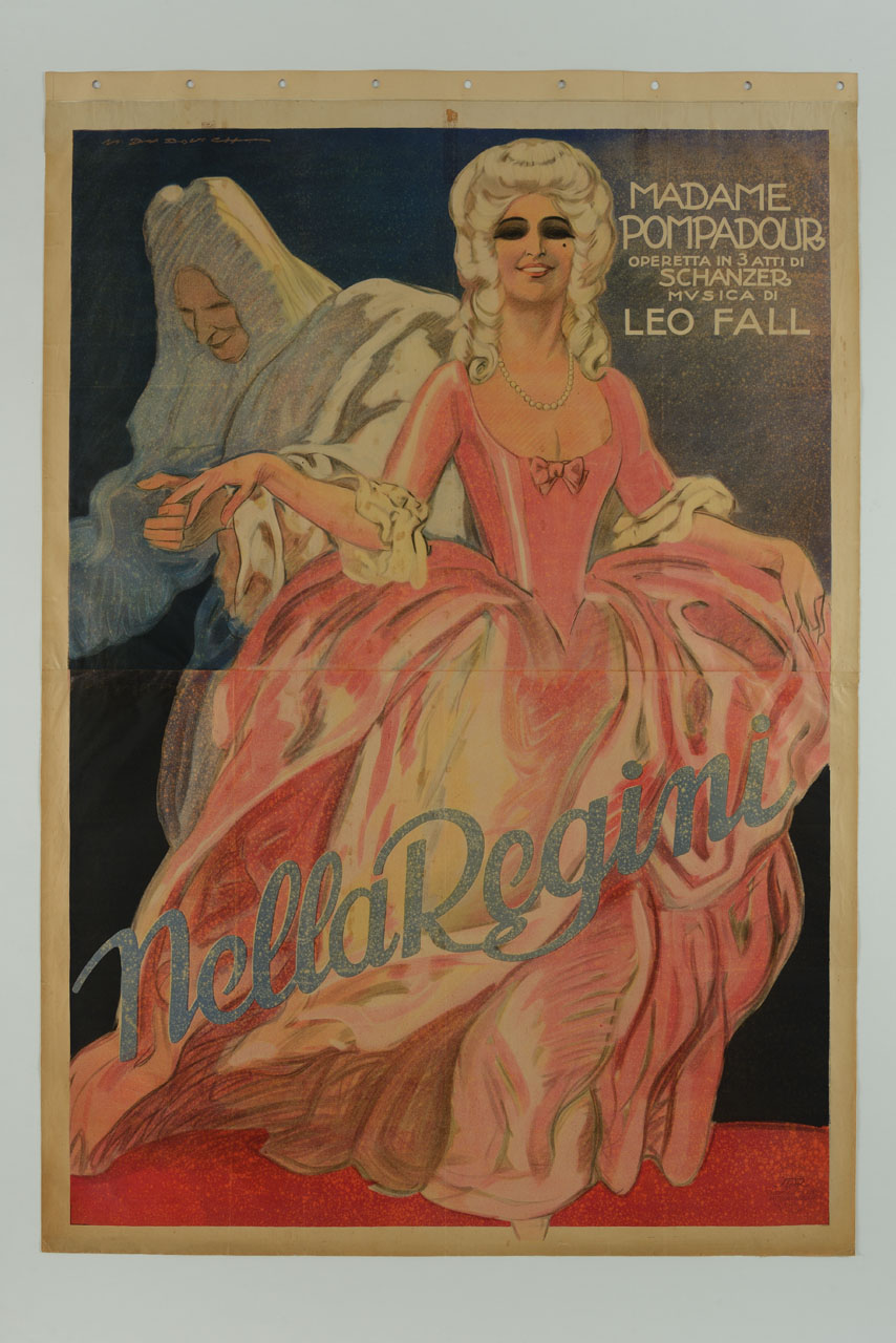 Ritratto a figura intera di Nella Regini in abito da scena e attore in parrucca sullo sfondo (manifesto) di Dudovich Marcello (sec. XX)