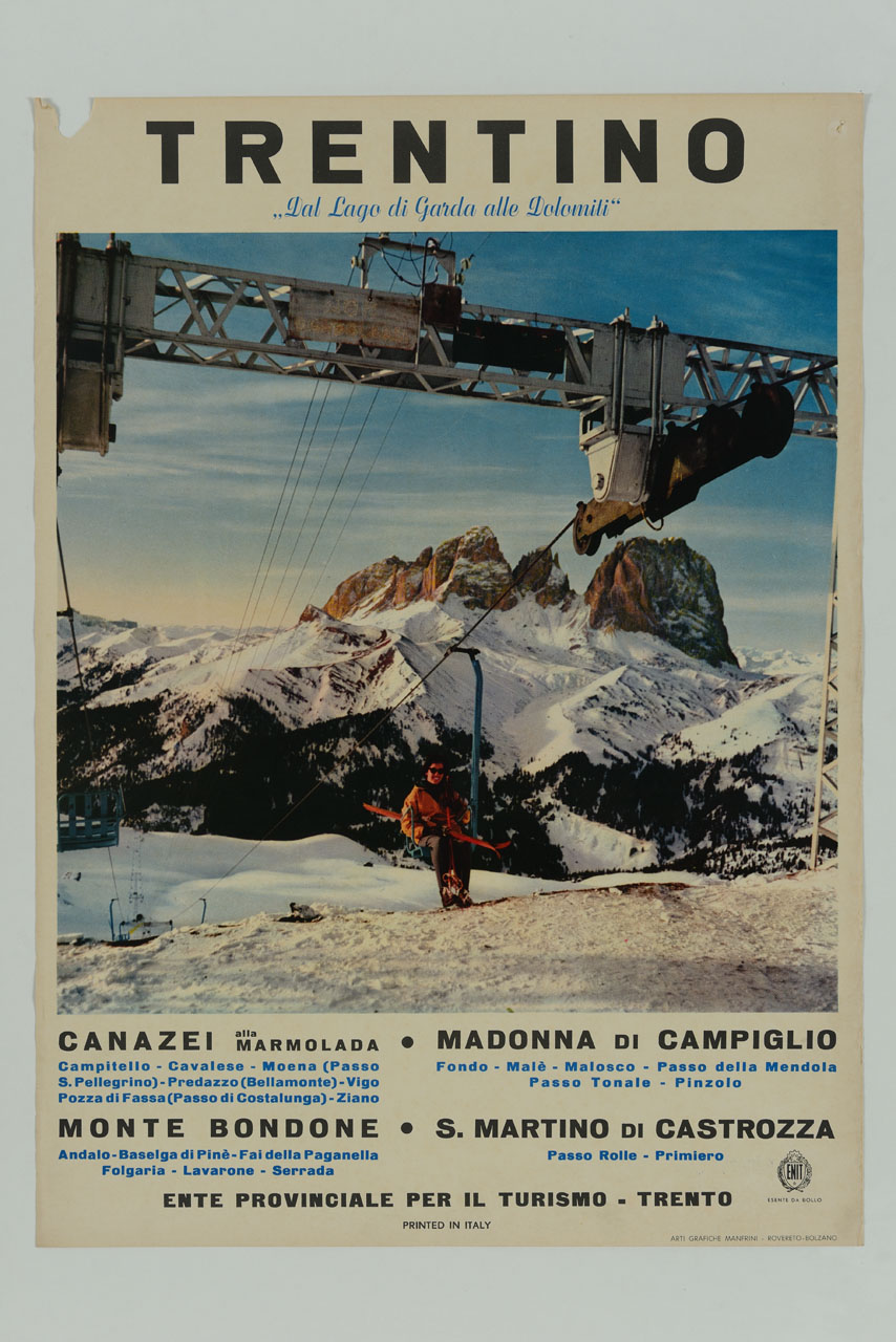 donna con gli sci seduta su un impianto di risalita (locandina) - ambito italiano (sec. XX)