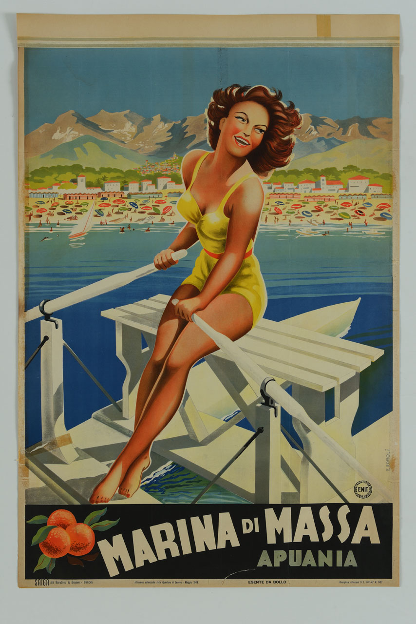 donna su un pattino nel mare con spiaggia e costa sullo sfondo (manifesto) di Romoli Filippo (sec. XX)