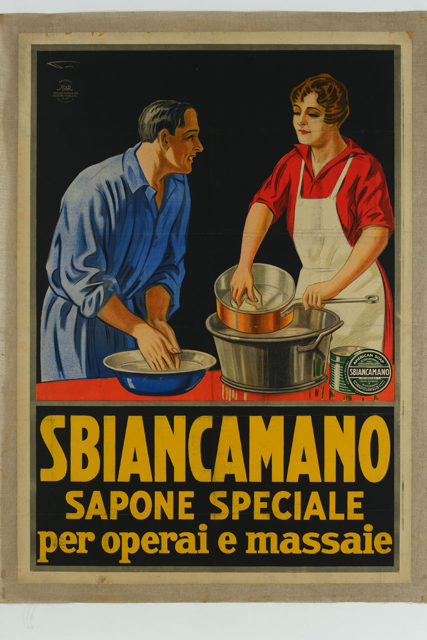 uomo in tuta da lavoro si lava le mani mentre una donna lava una pentola (manifesto) di Properzi Sandro (sec. XX)