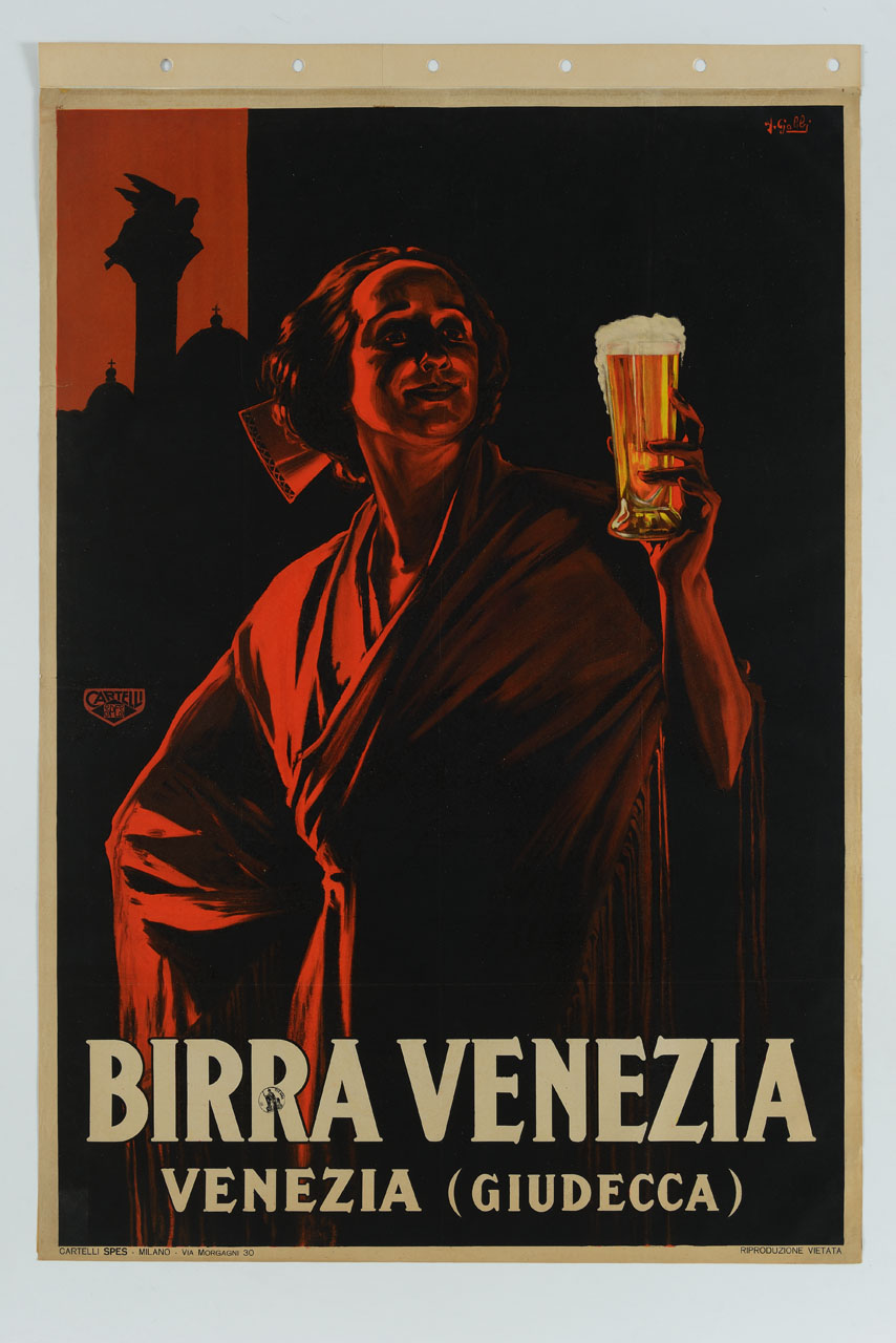 donna con mantiglia solleva un bicchiere di birra sullo sfondo della colonna e delle cupole di San Marco (manifesto) di Gobbi Alpenore (sec. XX)