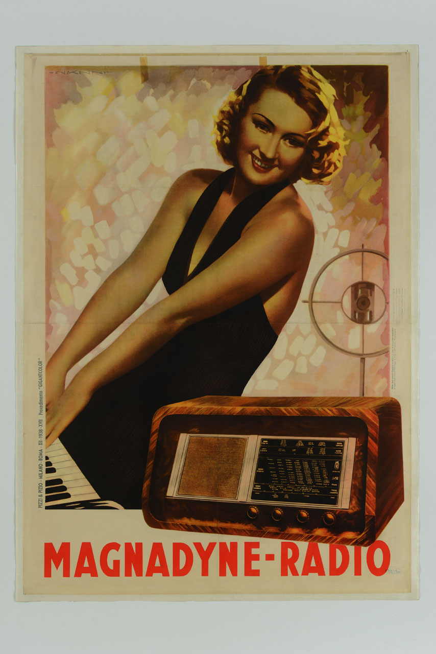 donna al pianoforte accanto a radio e microfono (manifesto) di Nanni Nino (sec. XX)