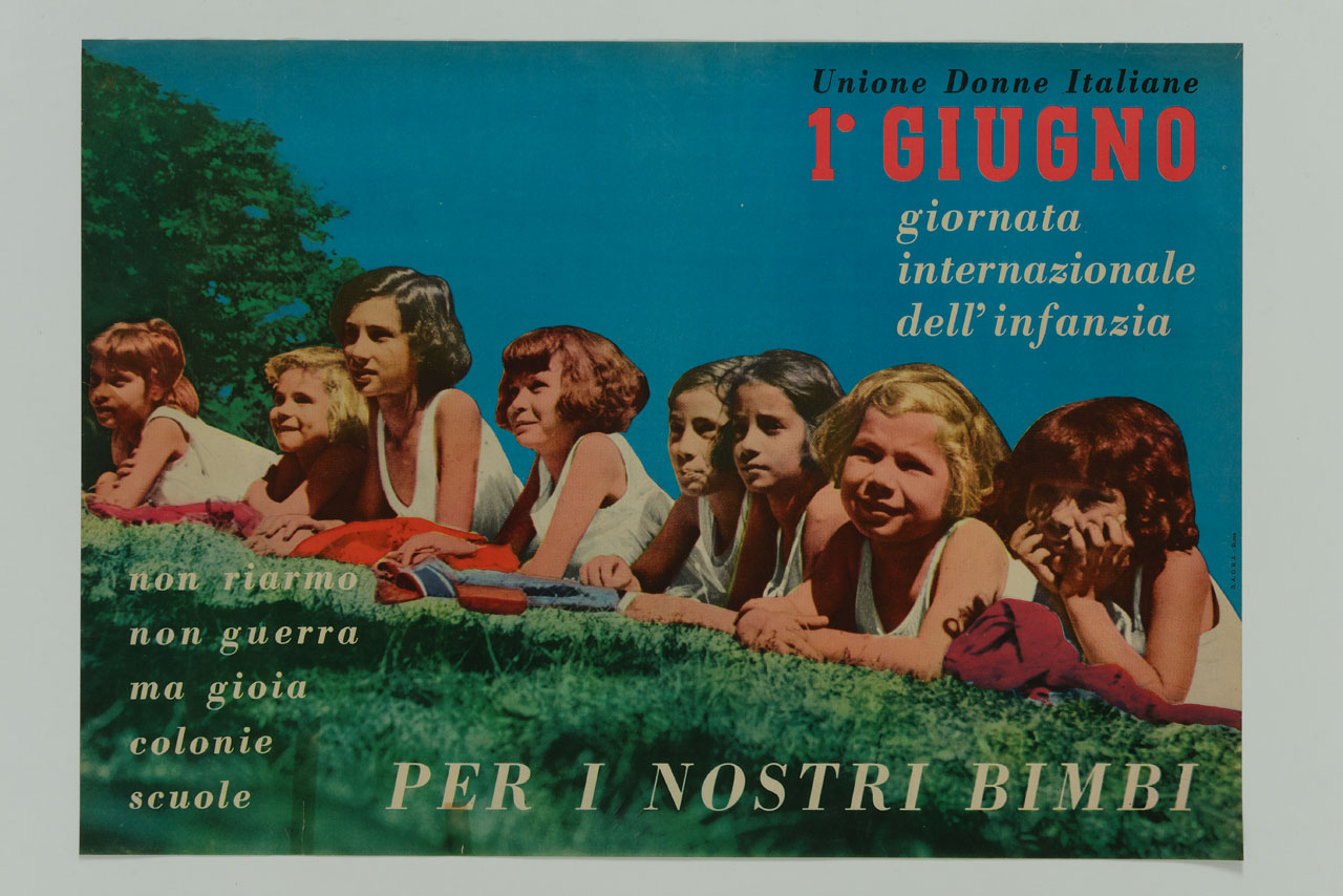 gruppo di bambine sdraiate sull'erba (manifesto) - ambito italiano (sec. XX)