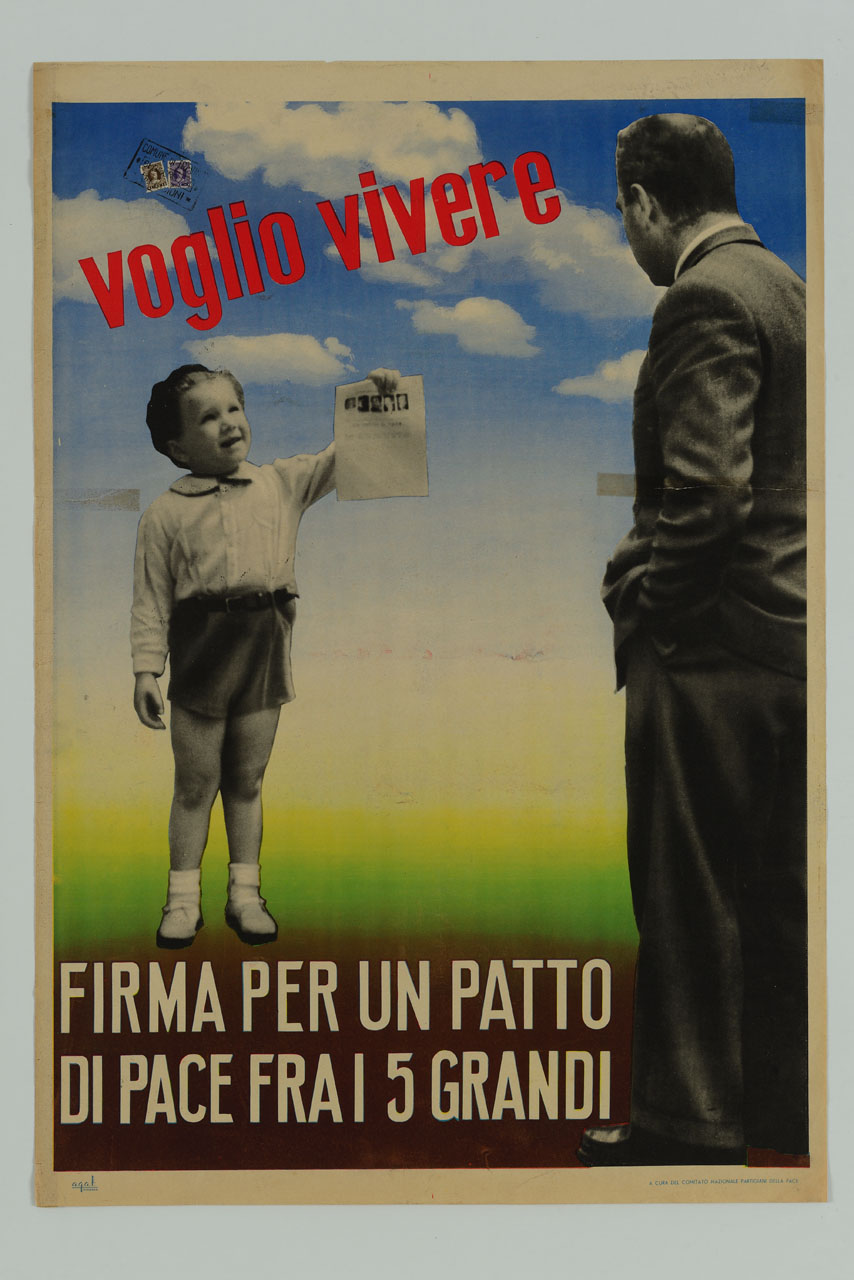 bambino mostra una dichiarazione su carta a un uomo adulto di spalle (manifesto) - ambito italiano (sec. XX)