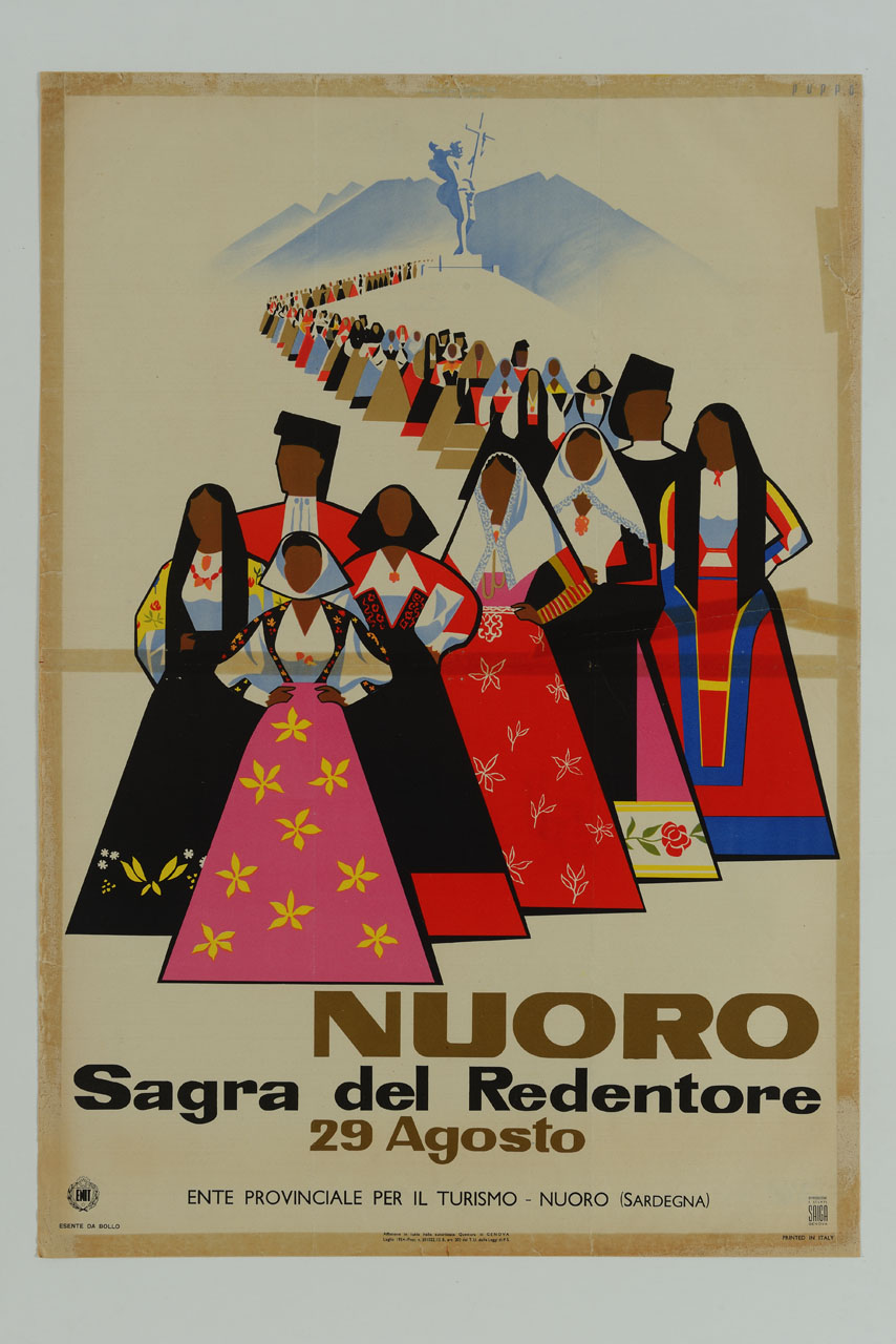 fila di persone in abiti tradizionali sardi si snoda dalla cima del Monte Ortobene a Nuoro (manifesto) di Puppo Mario (sec. XX)