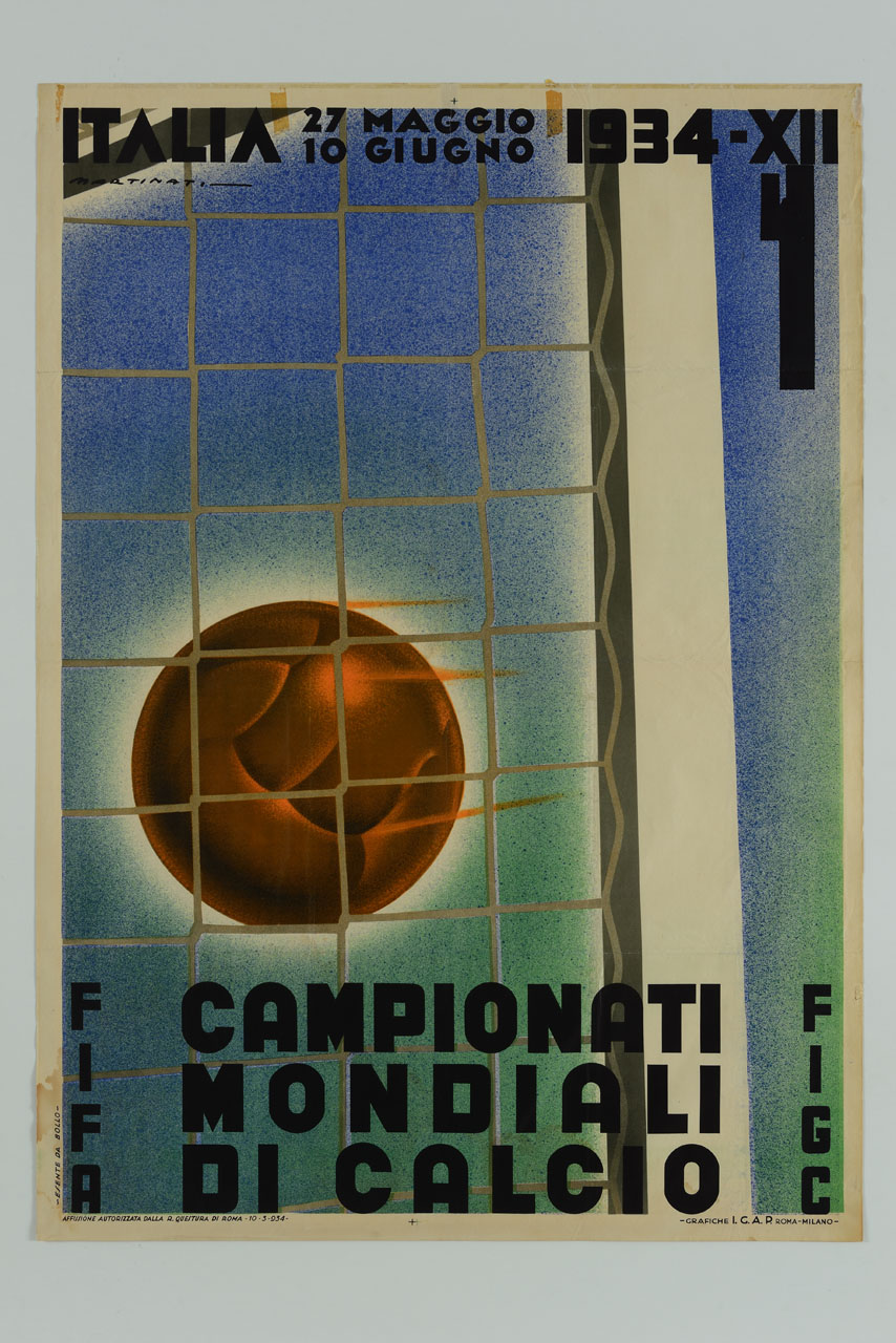 pallone da calcio in rete (manifesto) di Martinati Luigi (sec. XX)