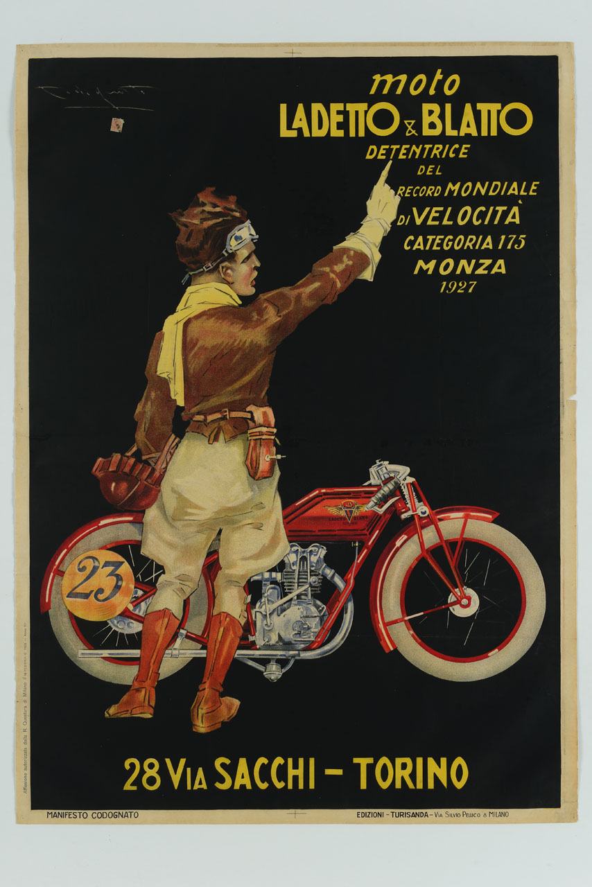 motociclista di spalle con braccio sollevato davanti a una motocicletta (manifesto) di Codognato Plinio (sec. XX)