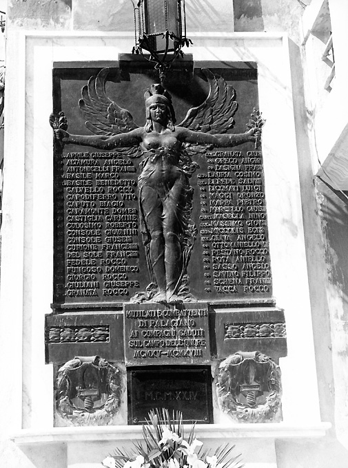 allegoria della Vittoria come donna vestita all'antica (lapide commemorativa ai caduti) - ambito pugliese (prima metà sec. XX)