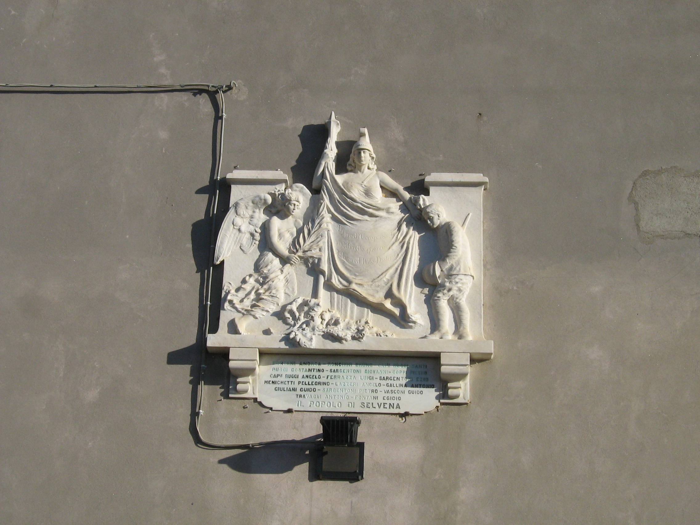 allegoria della Patria che premia un soldato alla presenza di un angelo (lapide commemorativa ai caduti) di Ercolani Nello, Baggiani Belisario (sec. XX)
