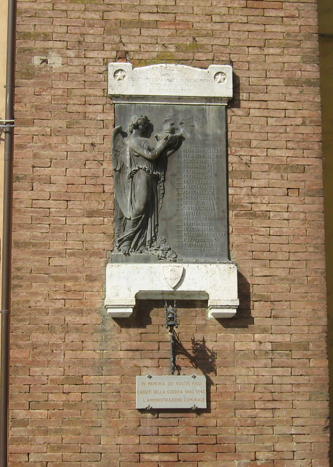 allegoria della Vittoria come donna vestita all'antica (lapide commemorativa ai caduti) di Corsini Fulvio (sec. XX)