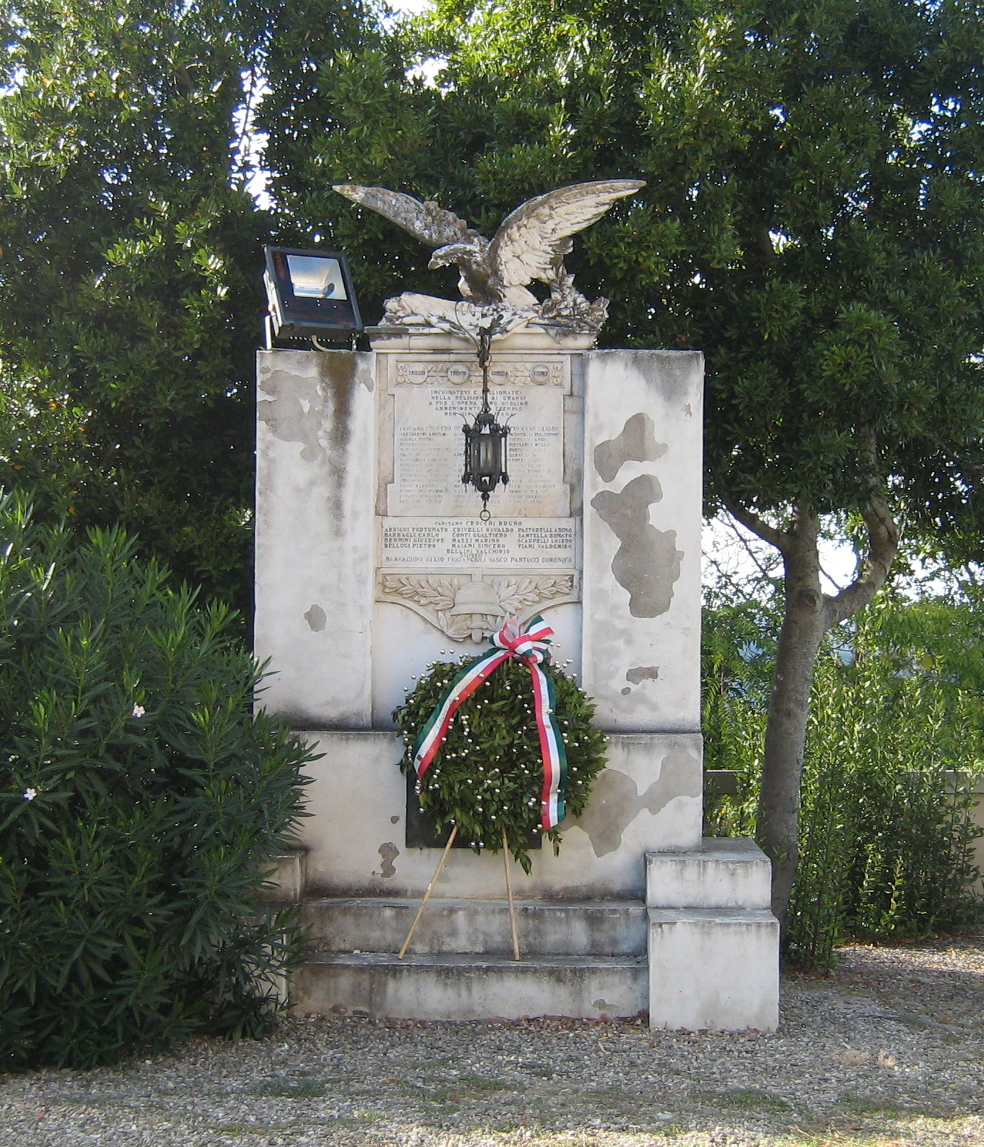 allegoria della Vittoria come aquila (monumento ai caduti - a lapide) di Pacini Ivo (sec. XX)