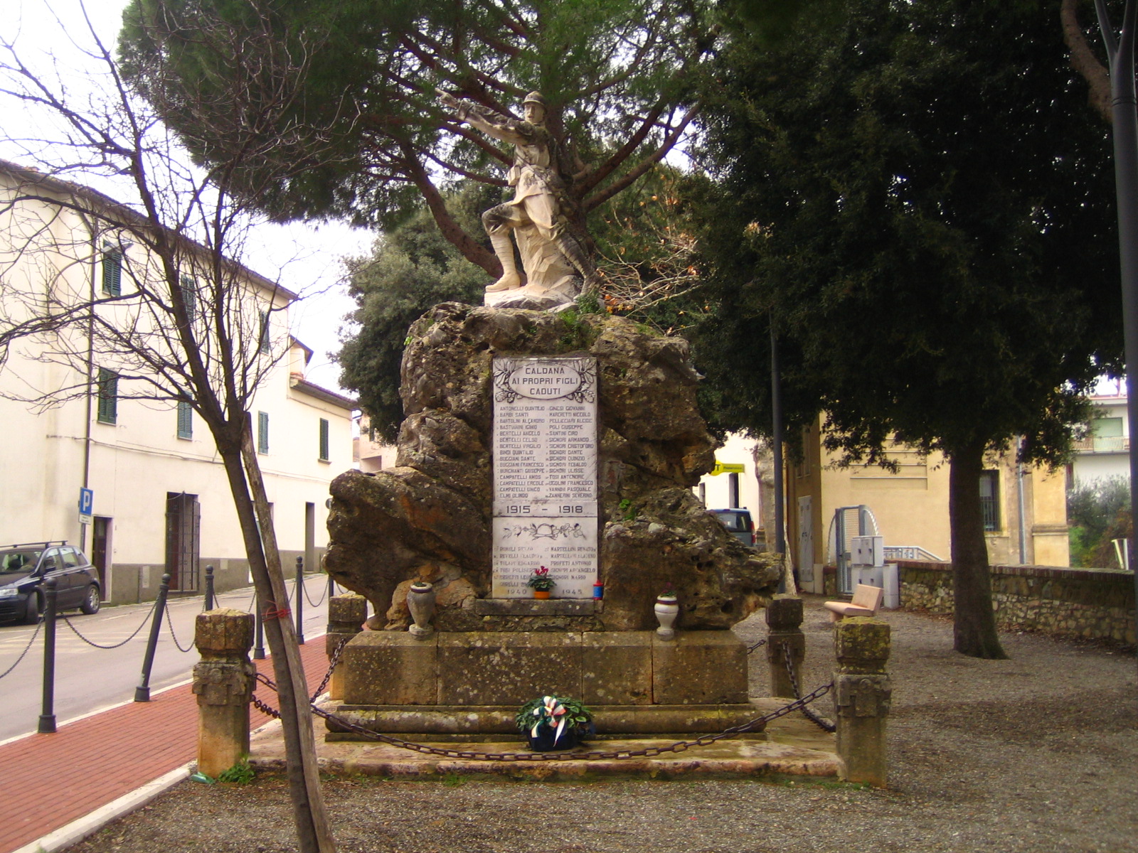 figura di soldato in combattimento (monumento ai caduti - a montagna figurata) di Palla Ferdinando (sec. XX)