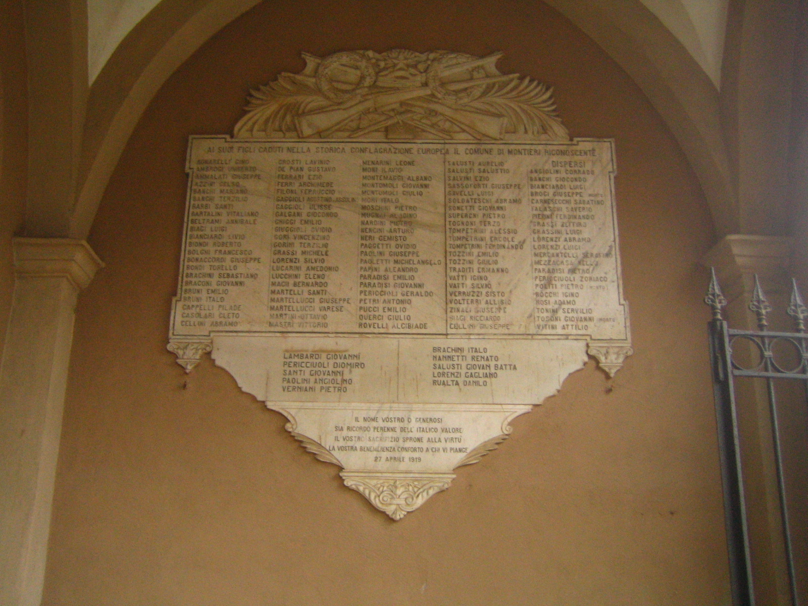 armi (lapide commemorativa ai caduti) - bottega toscana (sec. XX)