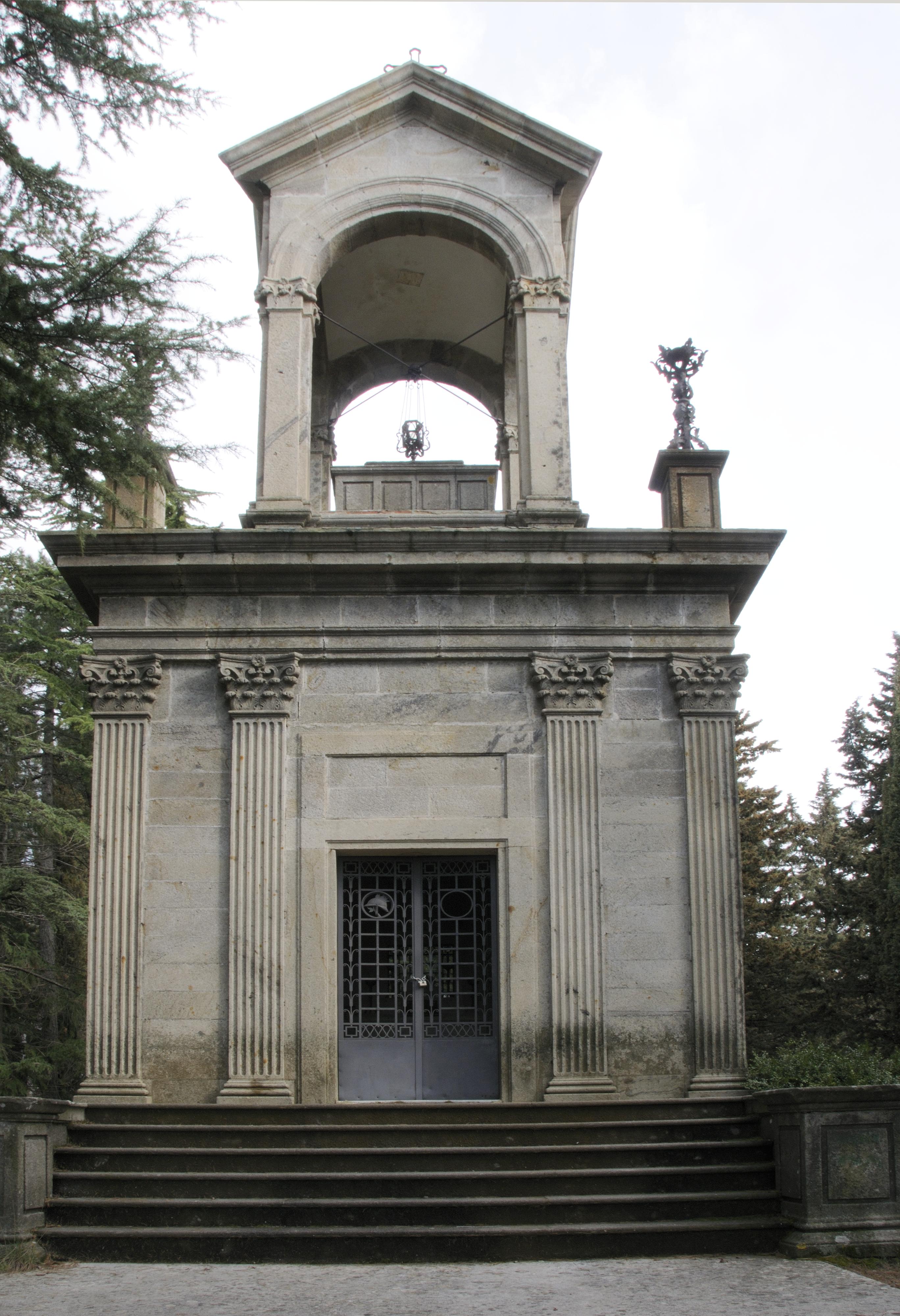 monumento ai caduti - a tempietto di Becchini Giulio, Della Rocca Renato (sec. XX)