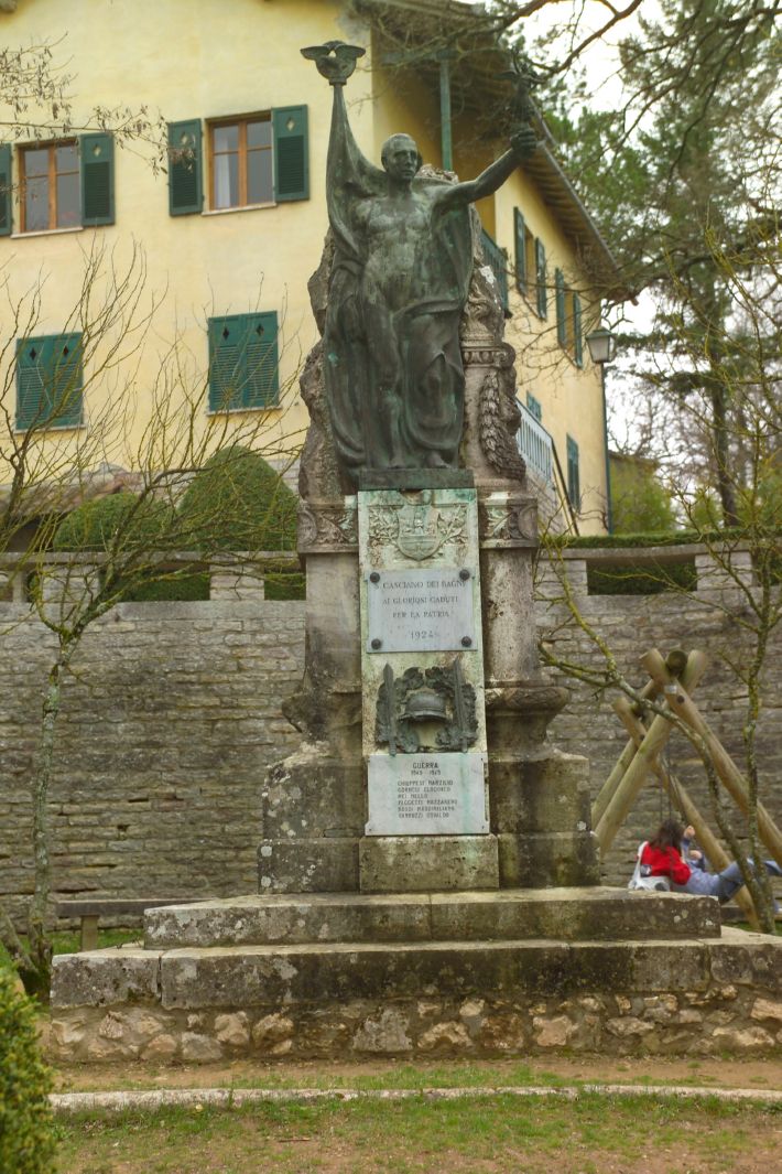 allegoria del soldato come eroe antico con l'allegoria della vittoria (monumento ai caduti - a cippo) - bottega toscana (sec. XX)