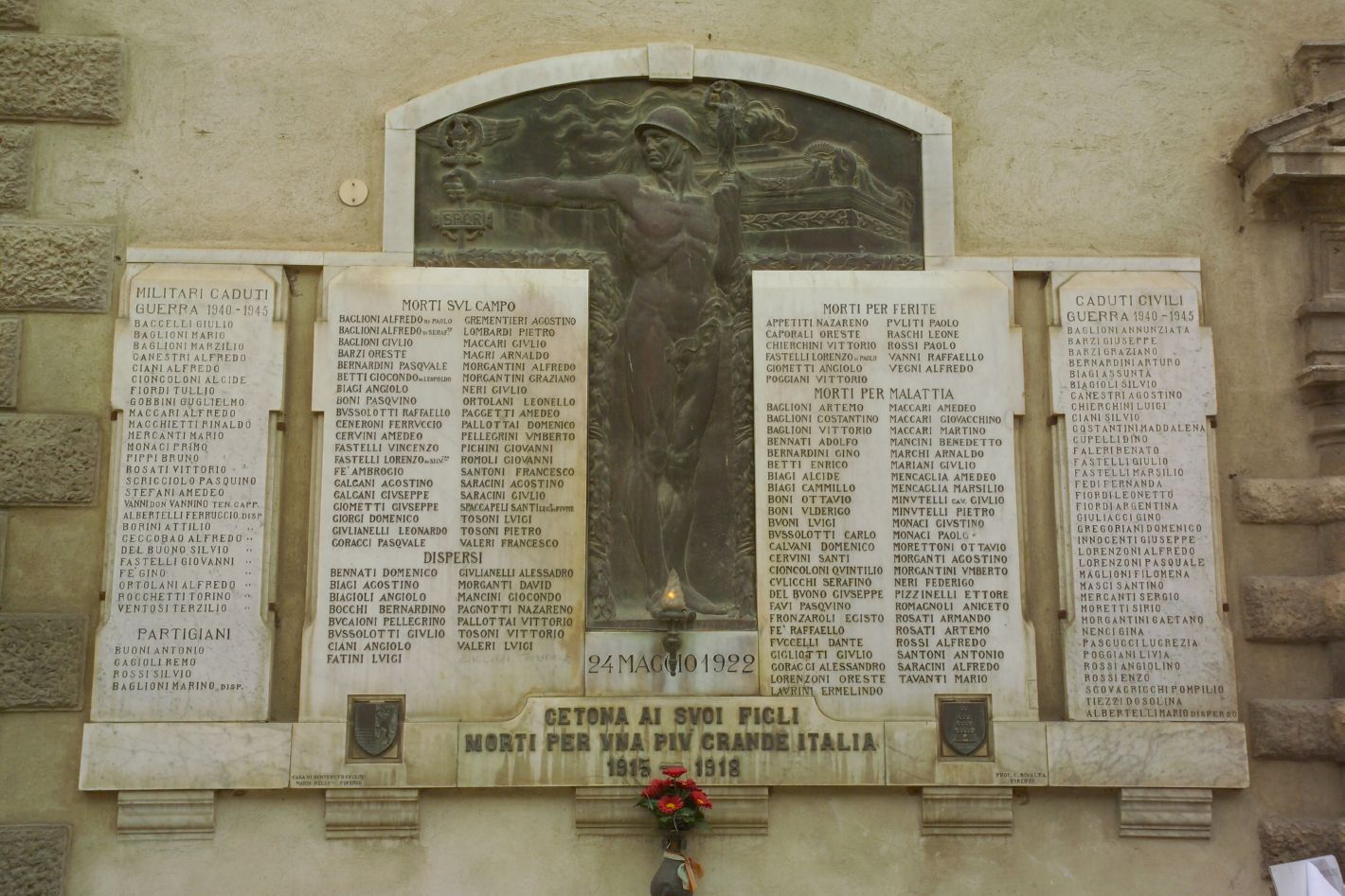 figura di soldato con allegoria della Vittoria (monumento ai caduti - a lapide) di Rivalta Carlo, Nelli Mario (sec. XX)