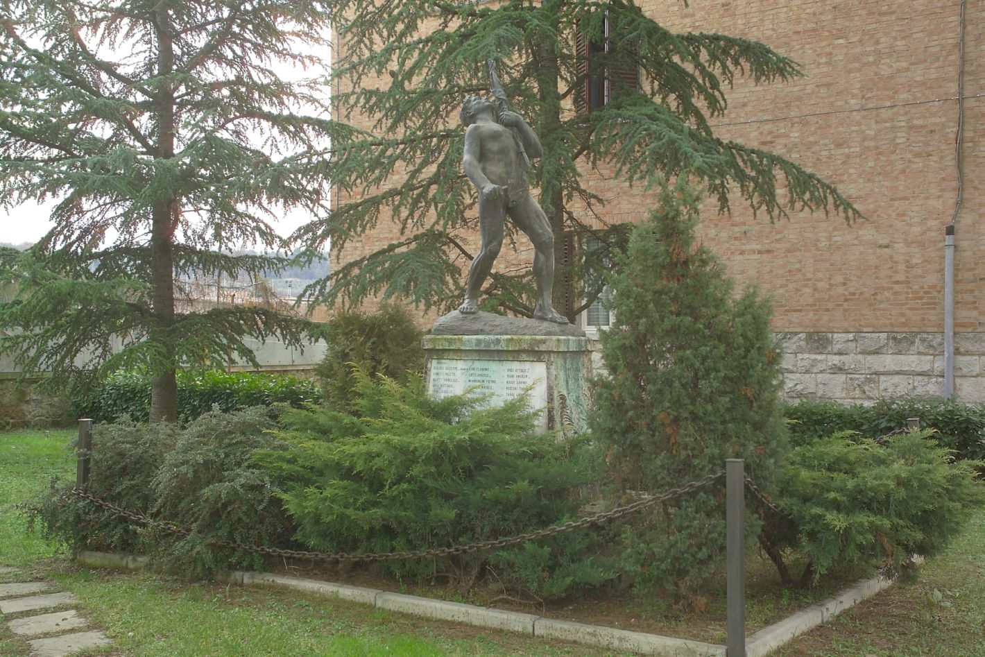 figura di soldato che porta la bandiera (monumento ai caduti - a cippo) di Sguazzini Luigi (sec. XX)