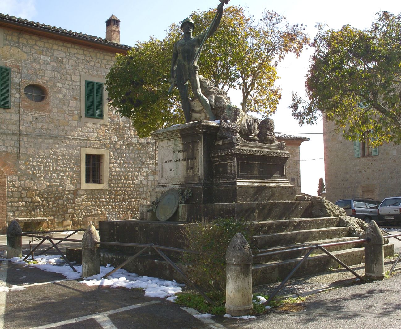 allegoria del soldato come eroe antico (monumento ai caduti - a cippo) di Ciapini Ugo (sec. XX)