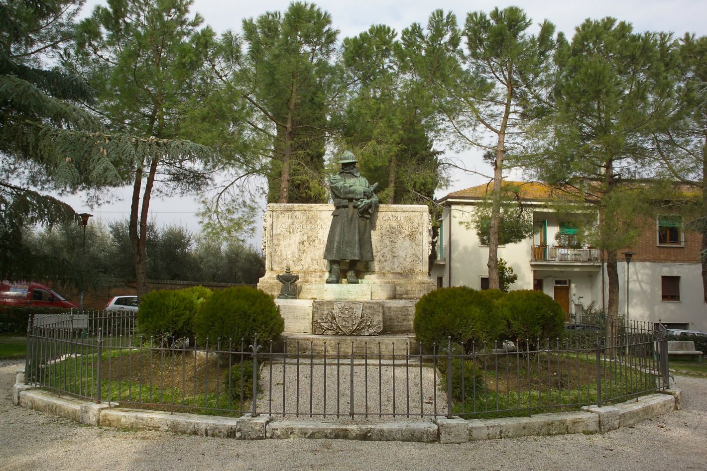 figura di soldato: fante (monumento ai caduti - ad ara) di Corsini Fulvio (sec. XX)