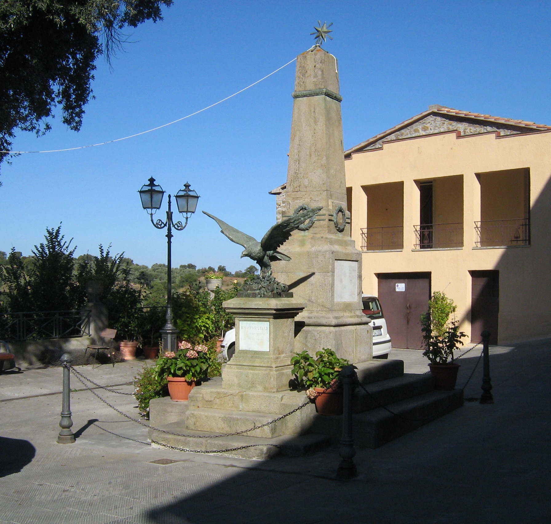allegoria della Vittoria come aquila (monumento ai caduti - ad obelisco) di Pacini Ivo (sec. XX)