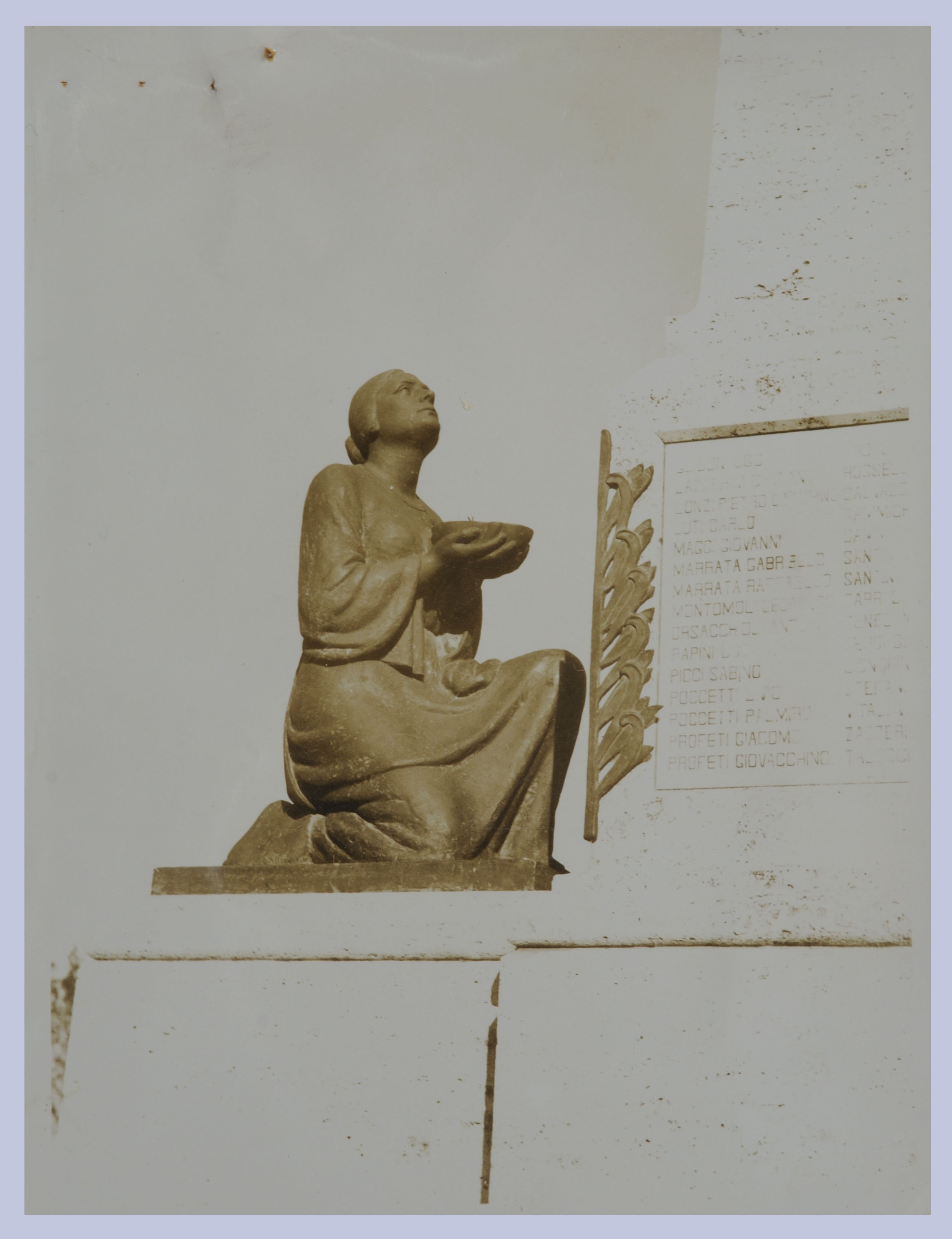 madre in preghiera (monumento ai caduti - ad obelisco) di Pacini Ivo, Faccendi Tolomeo (sec. XX)