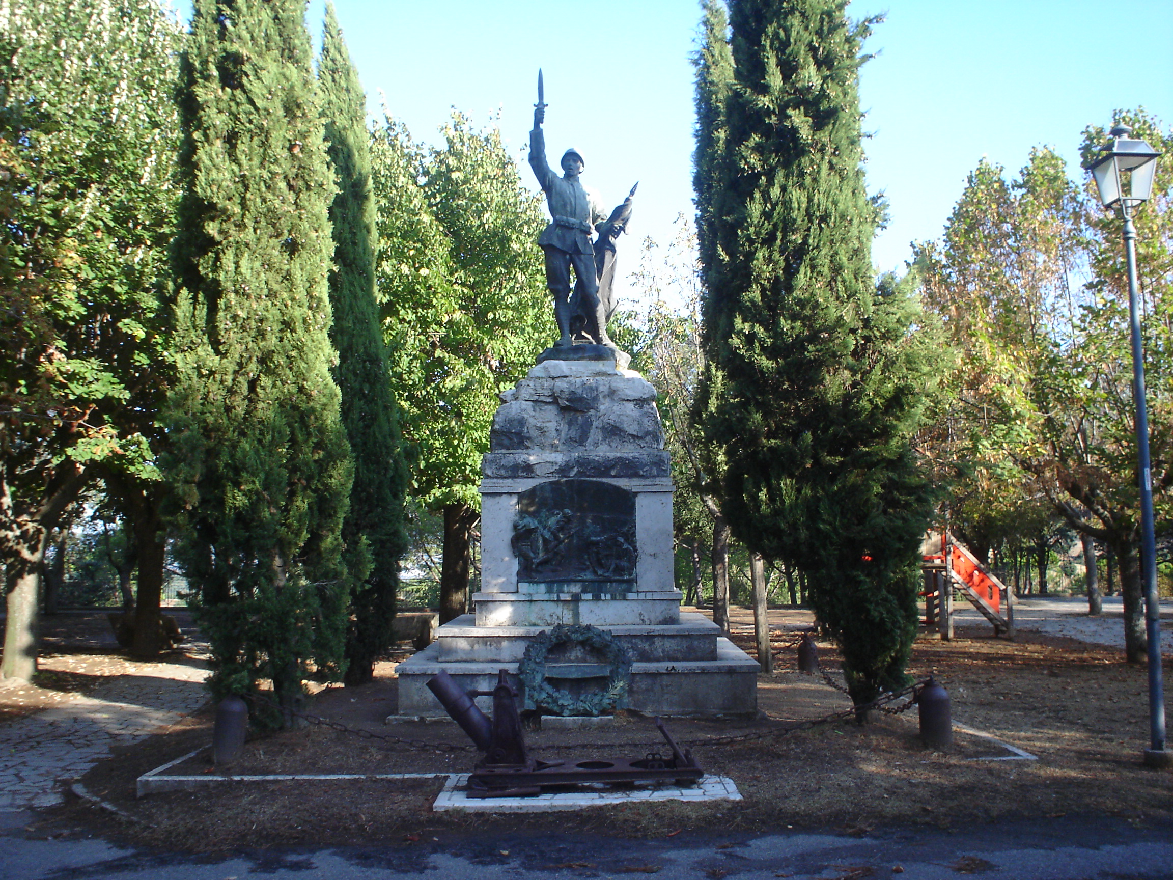 figura di soldato che porta la bandiera e impugna un coltello/ battaglia del Piave (monumento ai caduti - a cippo) di Sindoni Turillo (sec. XX)