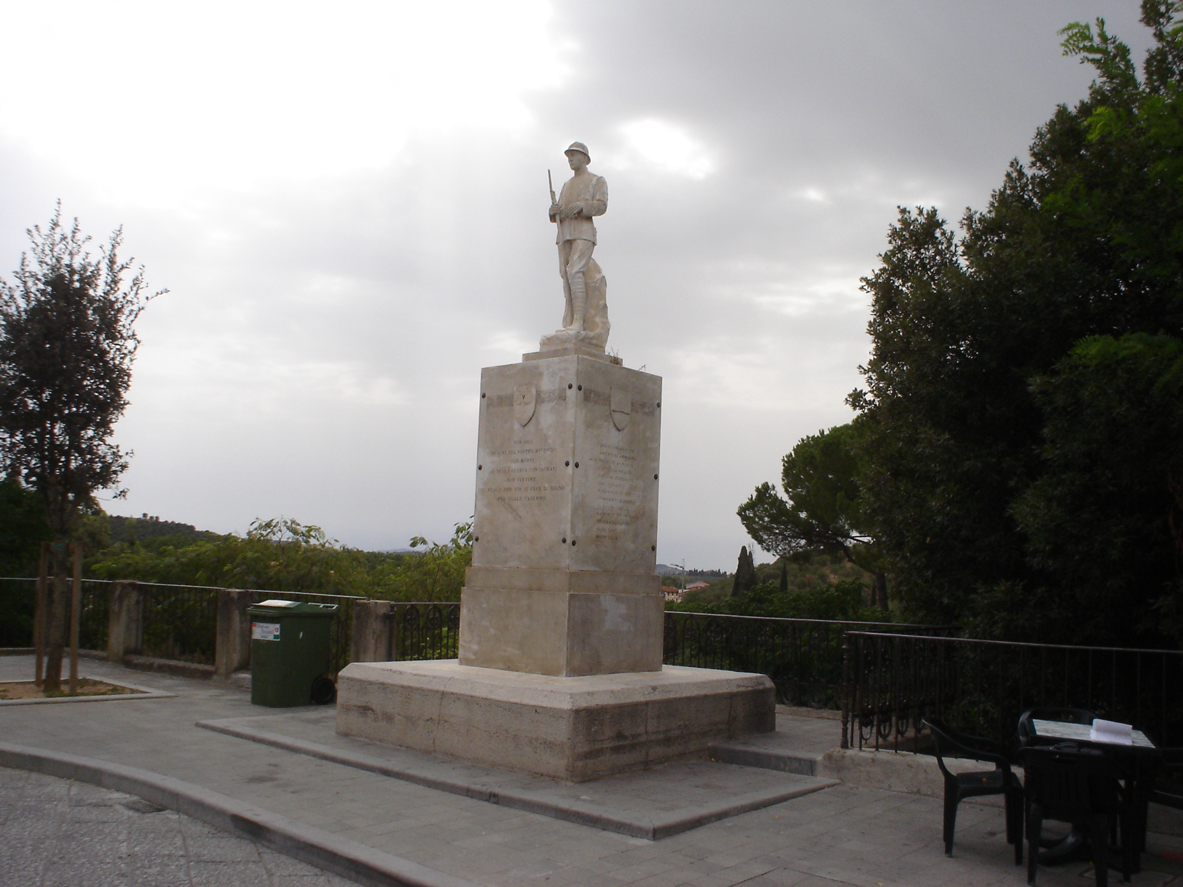 figura di soldato: fante (monumento ai caduti - a cippo) di Pacini Ivo (sec. XX)