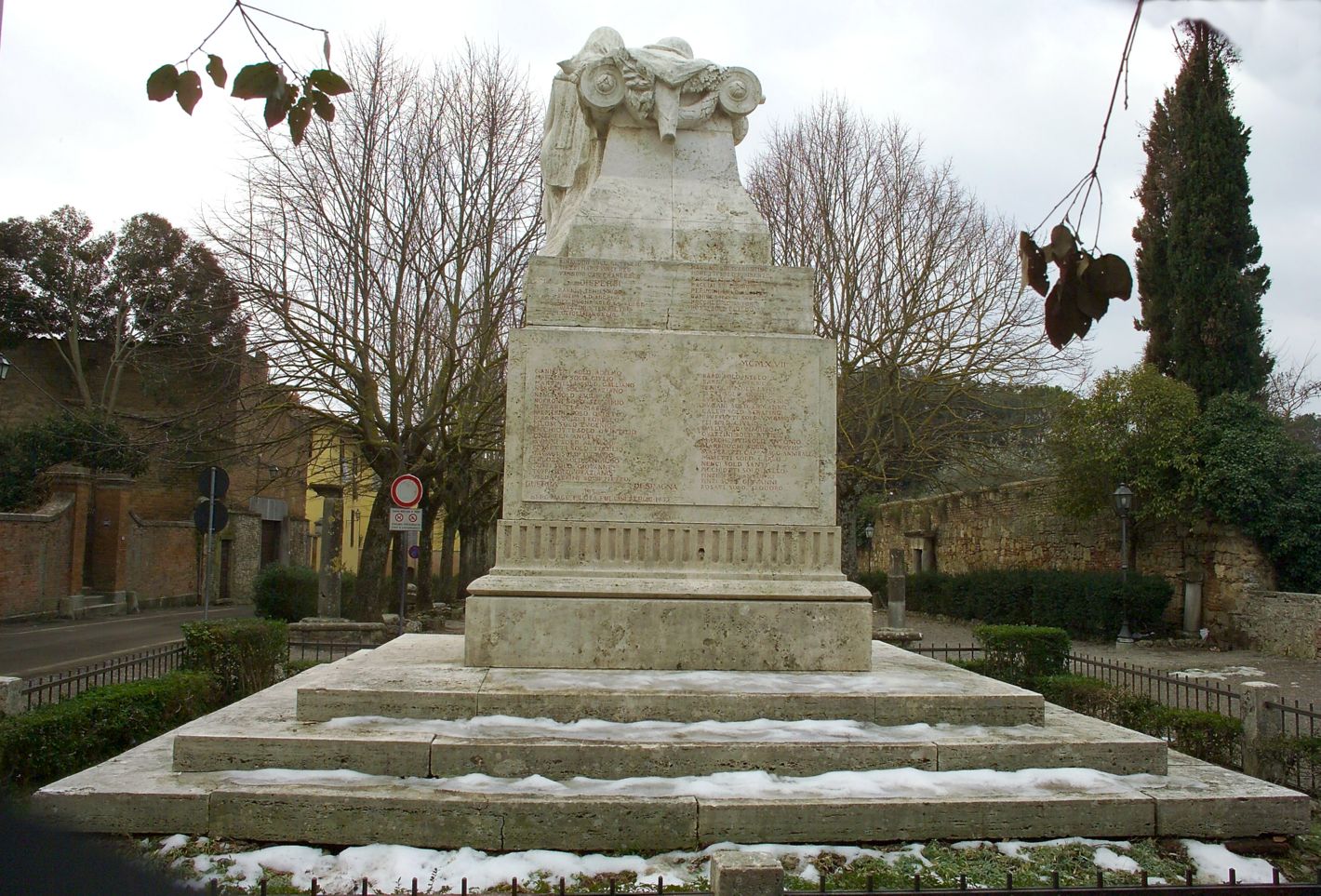 allegoria della Patria (monumento ai caduti - a cippo) di Betti Luigi (sec. XX)