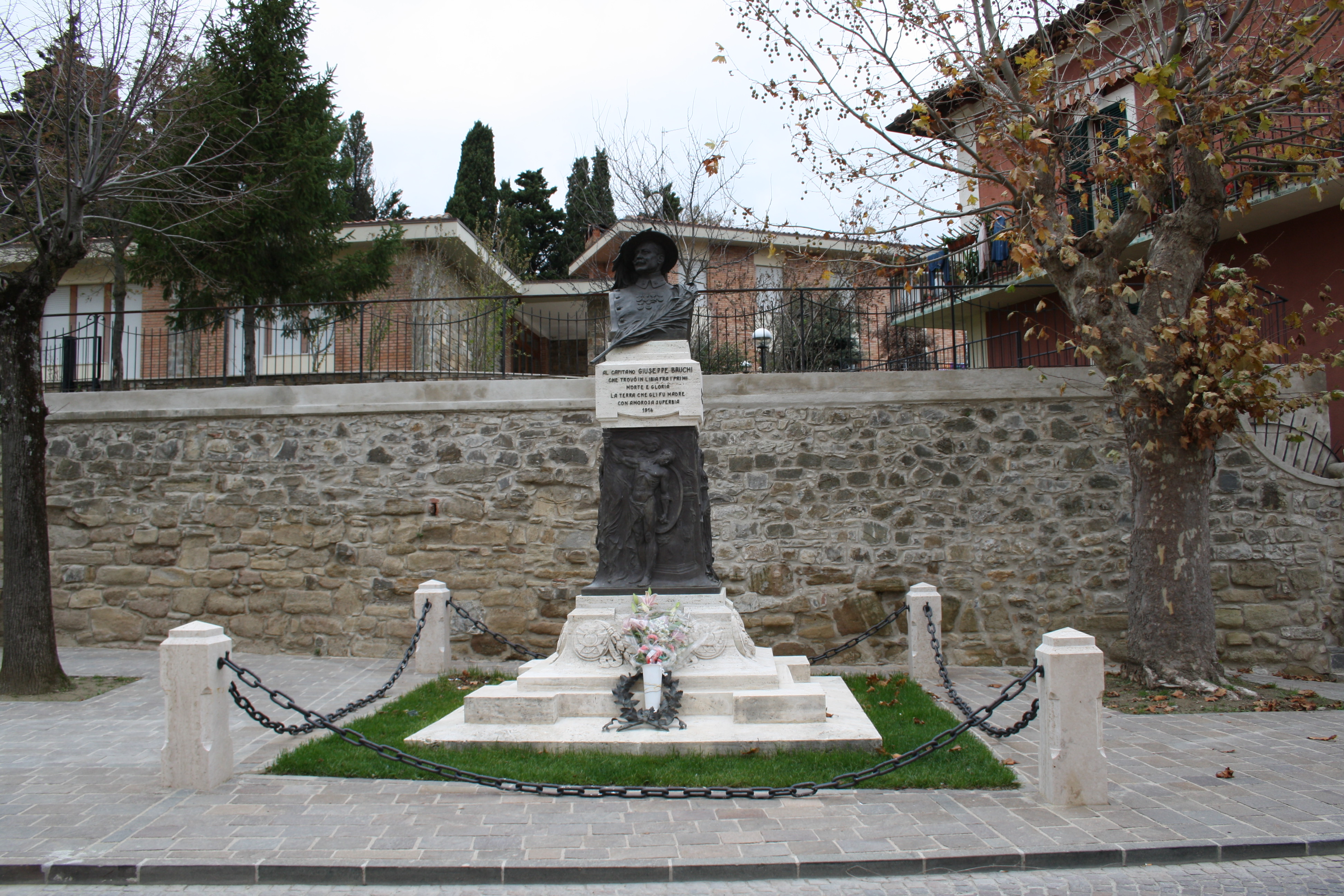 busto ritratto del Capitano Bruchi/ allegoria del soldato come eroe antico (monumento ai caduti - a cippo) di Corsini Fulvio (sec. XX)