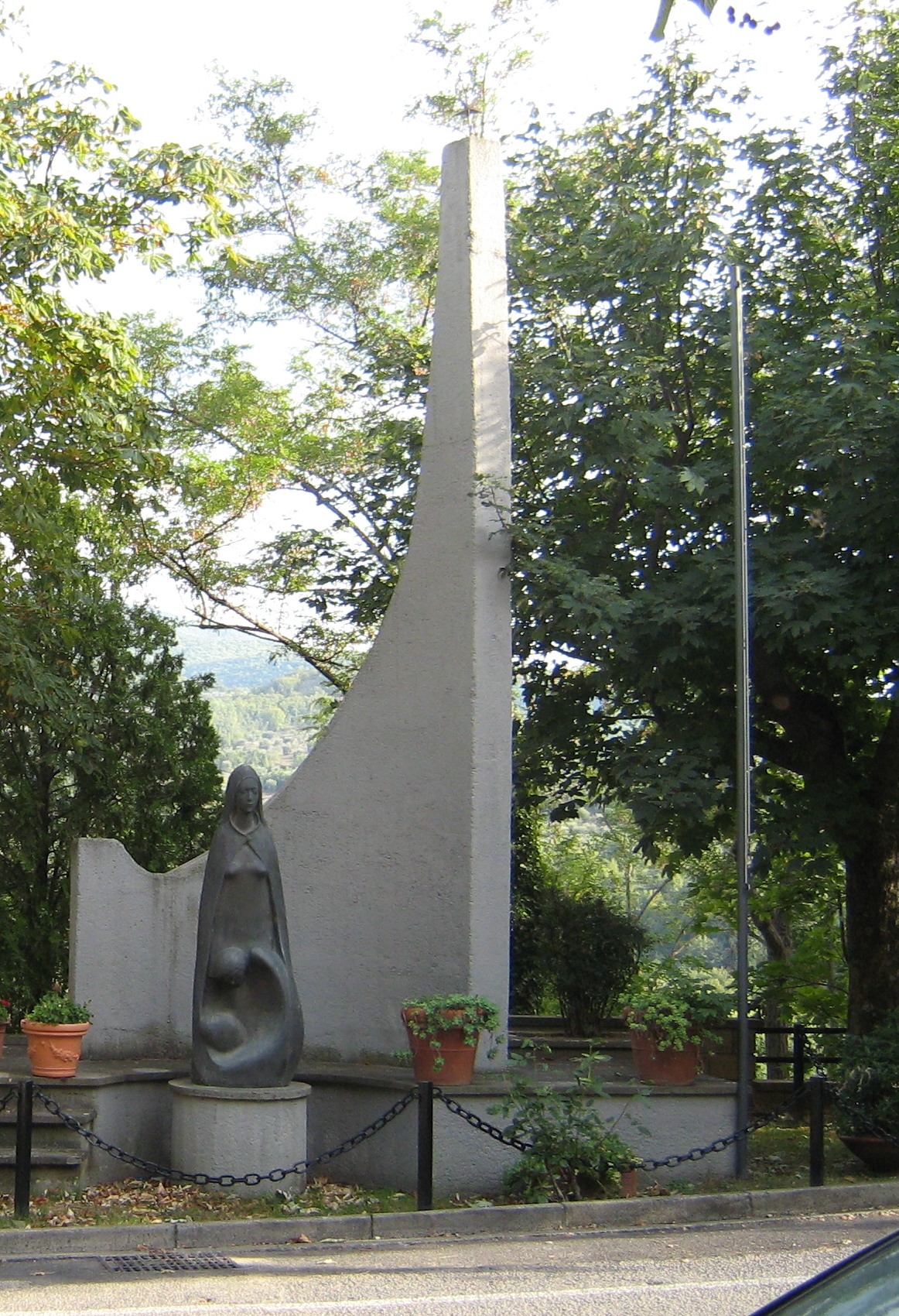 figure femminili (monumento ai caduti) di Lazari Antonio (sec. XX)