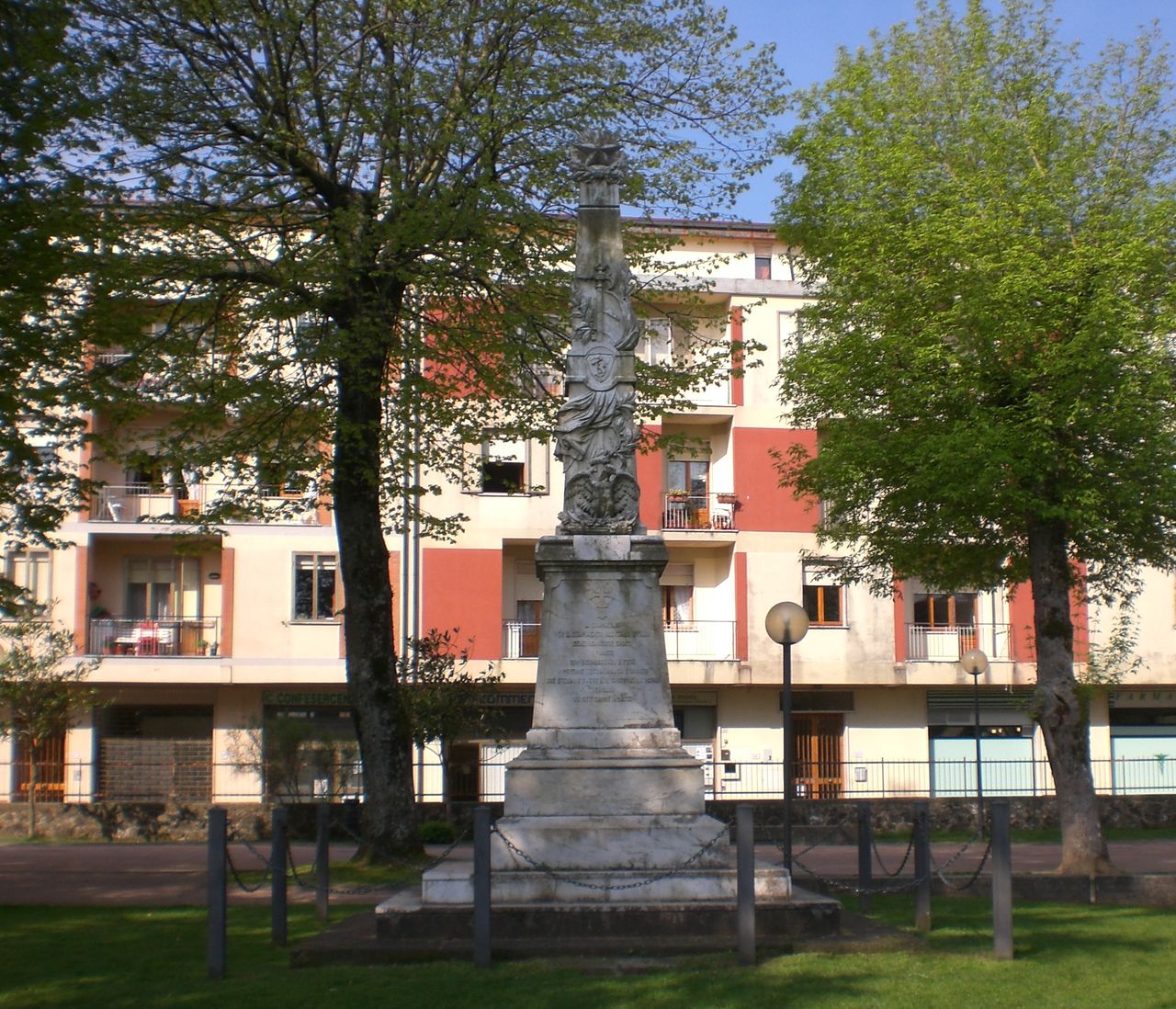 allegoria della Vittoria come aquila (monumento ai caduti - ad obelisco) di Cuturi Clemente (sec. XX)