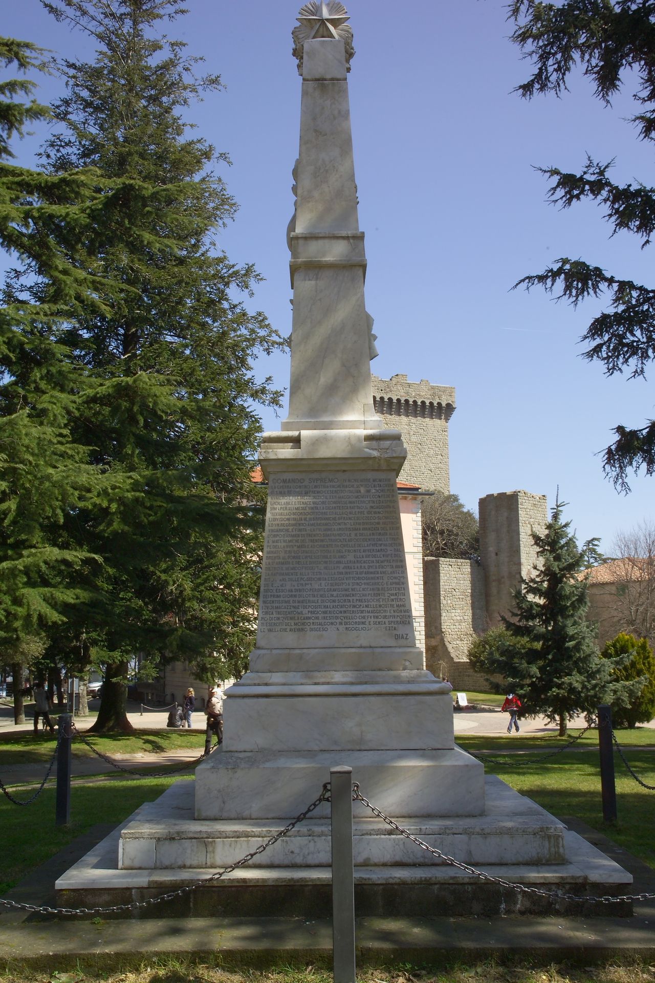 allegoria della Vittoria come aquila (monumento ai caduti - ad obelisco) di Cuturi Clemente (sec. XX)