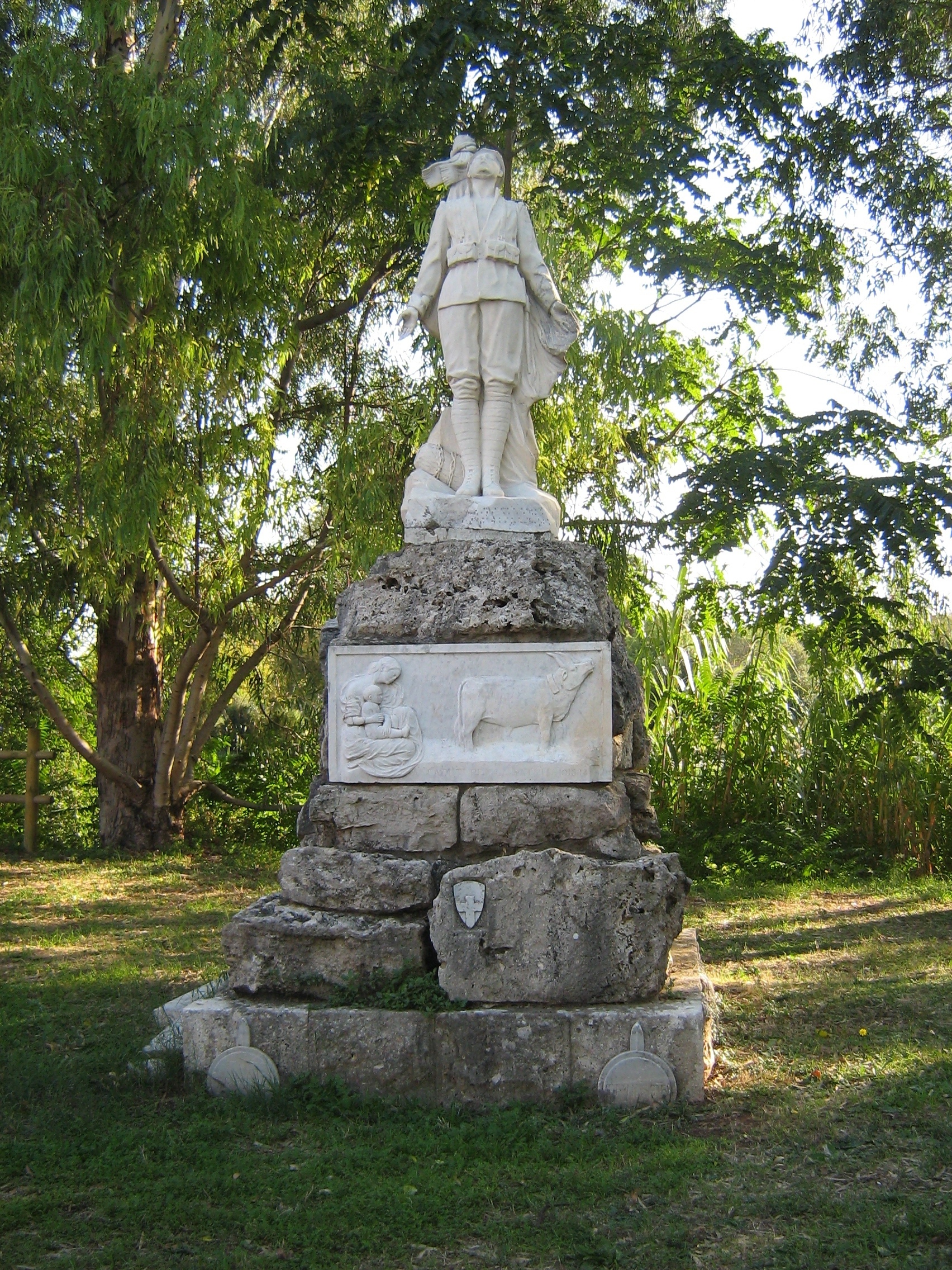 allegoria della morte del soldato/ allegoria della Maremma (monumento ai caduti - a montagna figurata) di Pacini Ivo (sec. XX)