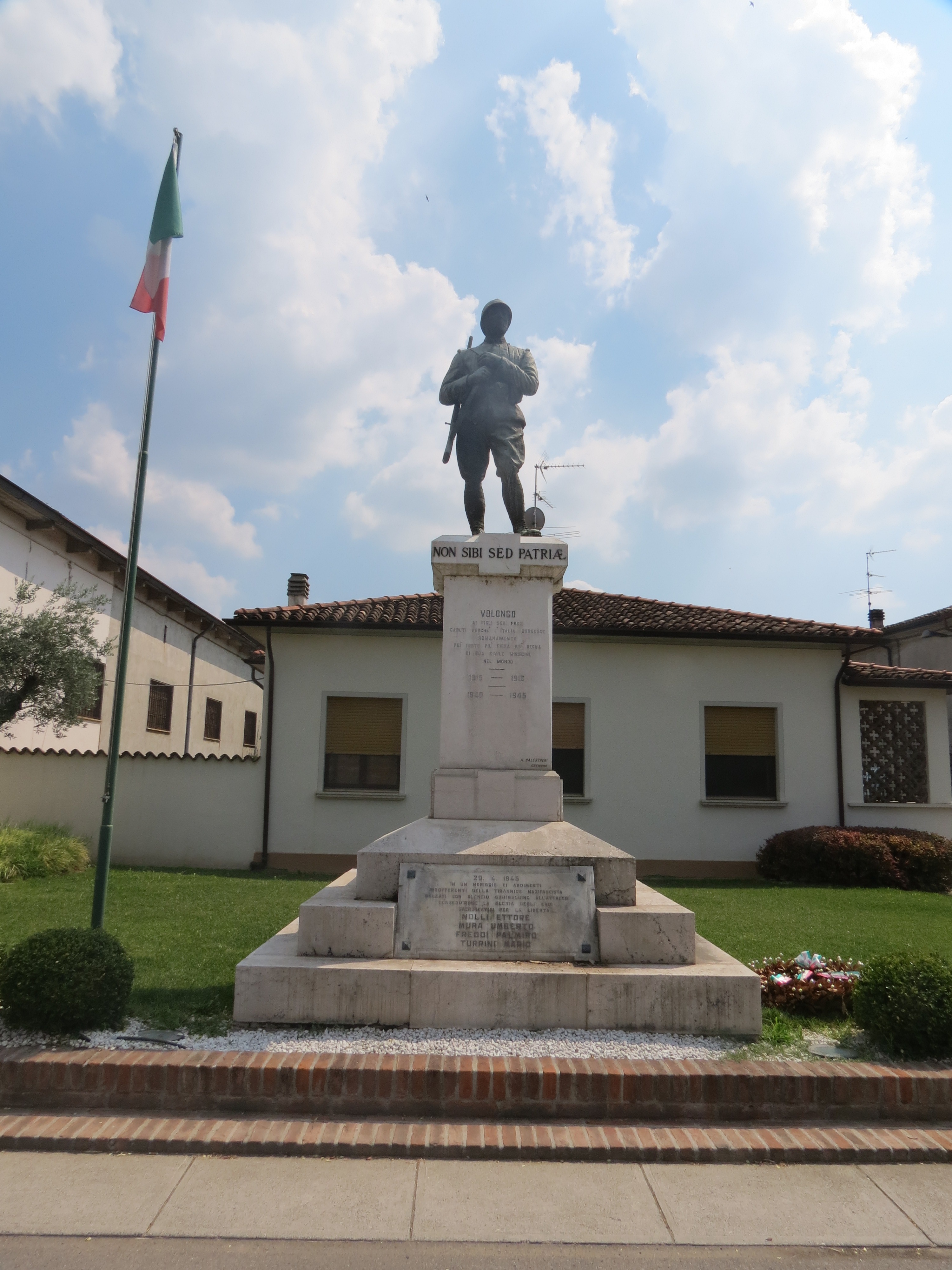 figura di soldato (monumento ai caduti - a cippo) di Balestreri Aldo (sec. XX, sec. XX)