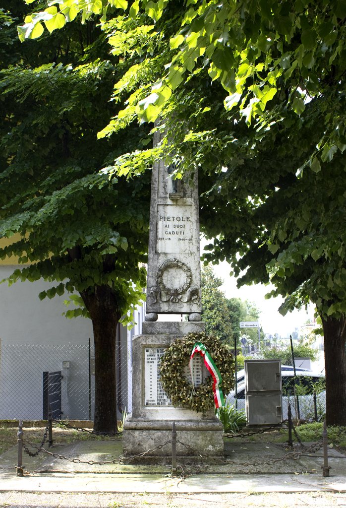 allegoria della Vittoria con ghirlanda d'alloro (monumento ai caduti - ad obelisco, opera isolata) - ambito italiano (sec. XX, sec. XX)