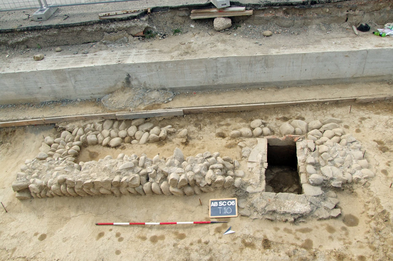 resti di recinti e monumenti funerari di età romana (monumento funerario, area ad uso funerario) - Alba (CN)  (inizio Eta' romana imperiale)