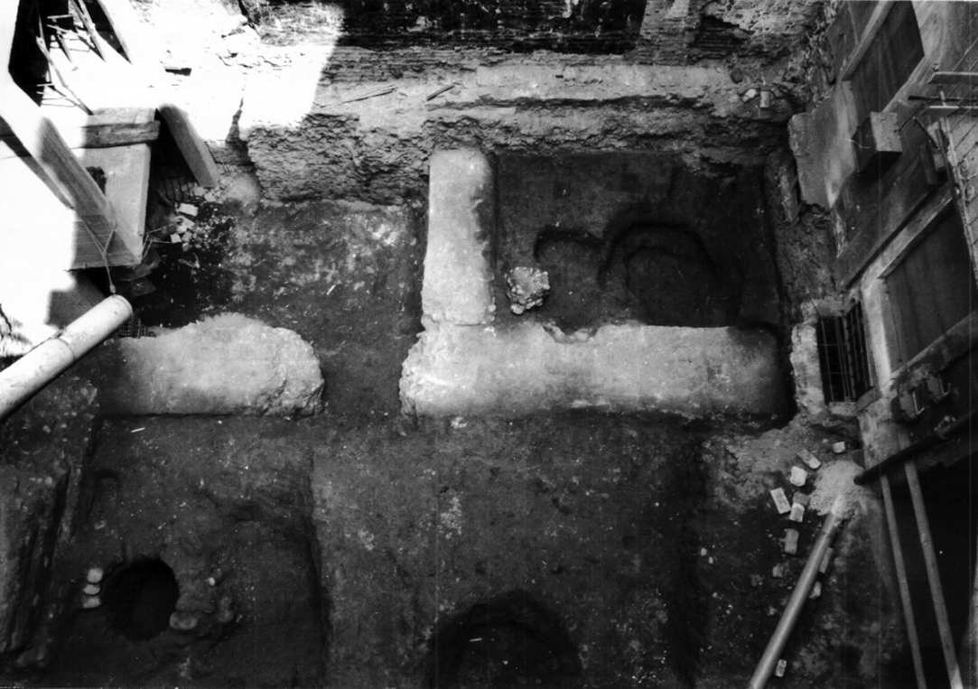RESTI DI EDIFICIO ROMANO CON STRUTTURE SOVRAPPOSTE DI DIVERSE FASI CRONOLOGICHE (edificio, luogo ad uso pubblico) - Novara (NO)  (fine Eta' romana)