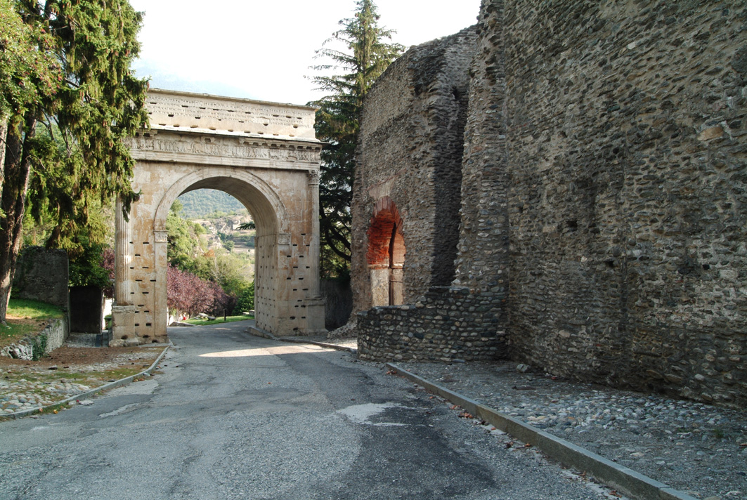 ARCO ONORARIO DI AUGUSTO (arco, monumento) - Susa (TO)  (inizio Eta' romana imperiale)