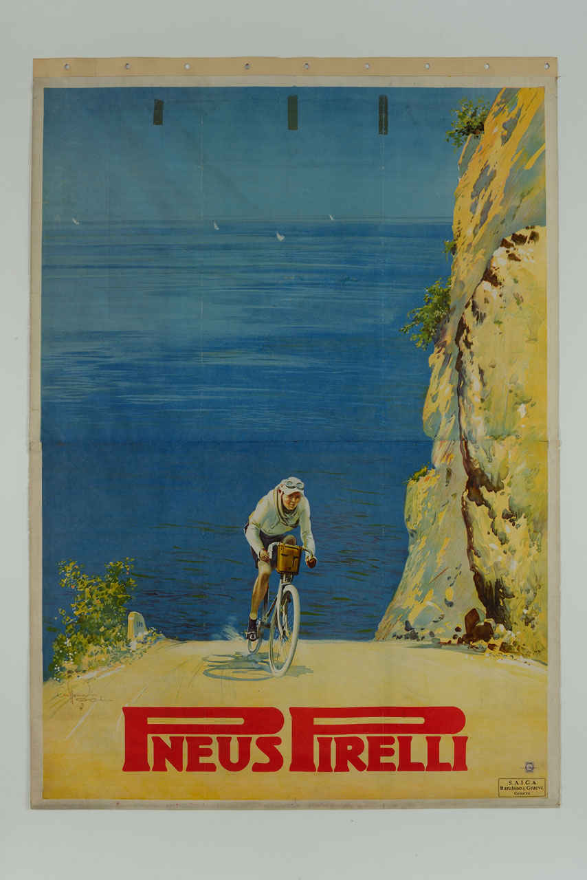 ciclista che percorre una strada dai costoni rocciosi, e sullo sfondo il mare (manifesto) di Craffonara Aurelio (sec. XX)
