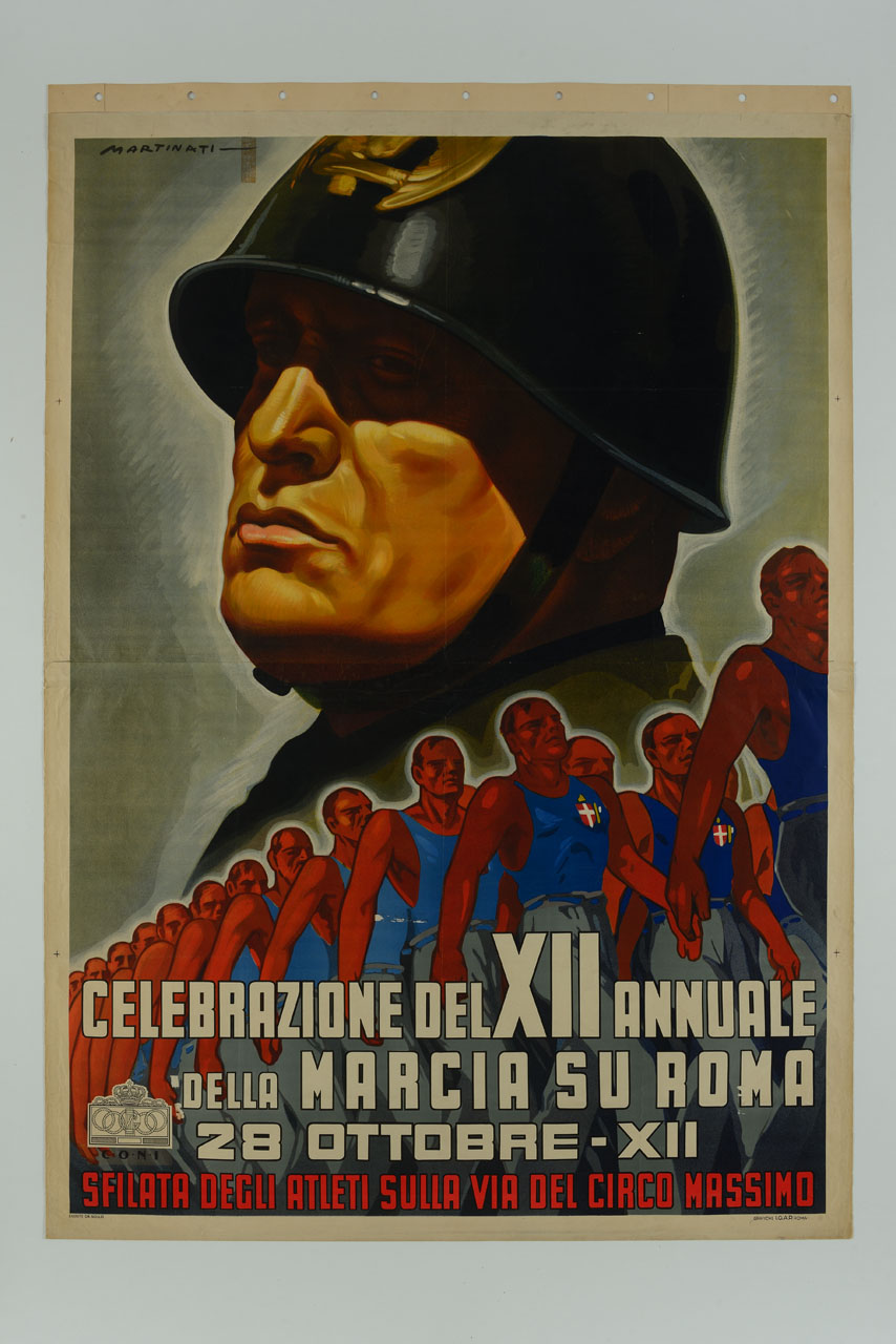 sfilata di atleti davanti al volto di Mussolini con elmetto (manifesto) di Martinati Luigi (sec. XX)