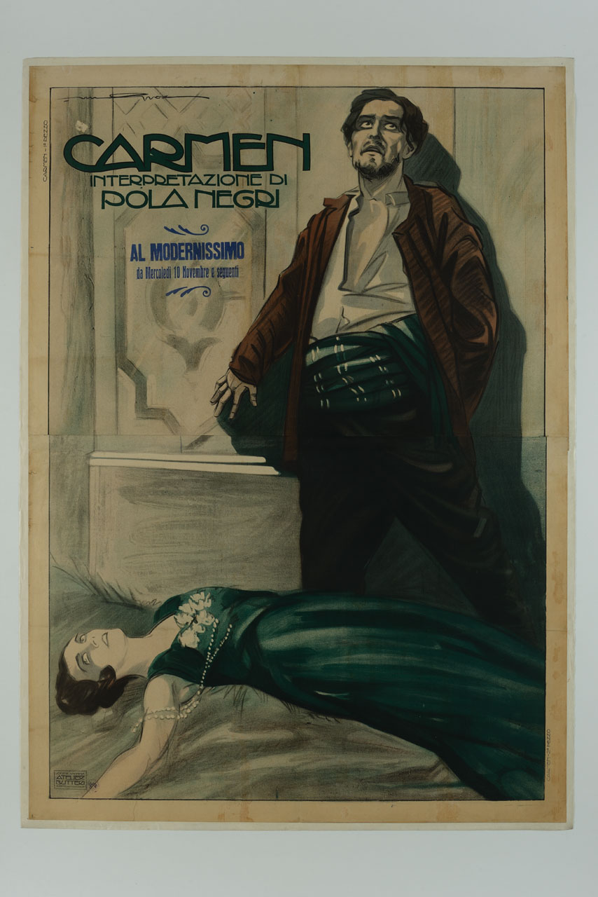 uomo in piedi con volto spaventato e donna in abito verde morta a terra (manifesto) di Gros Mario (sec. XX)