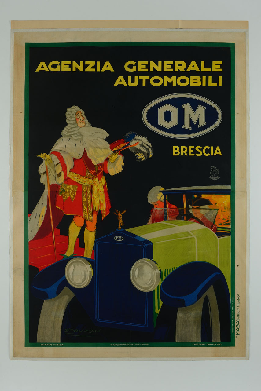 uomo in abiti settecenteschi con parrucca, mantello in pelliccia e cappello scende da scale verso automobile (manifesto) di Mauzan Achille Luciano, MAGA (sec. XX)