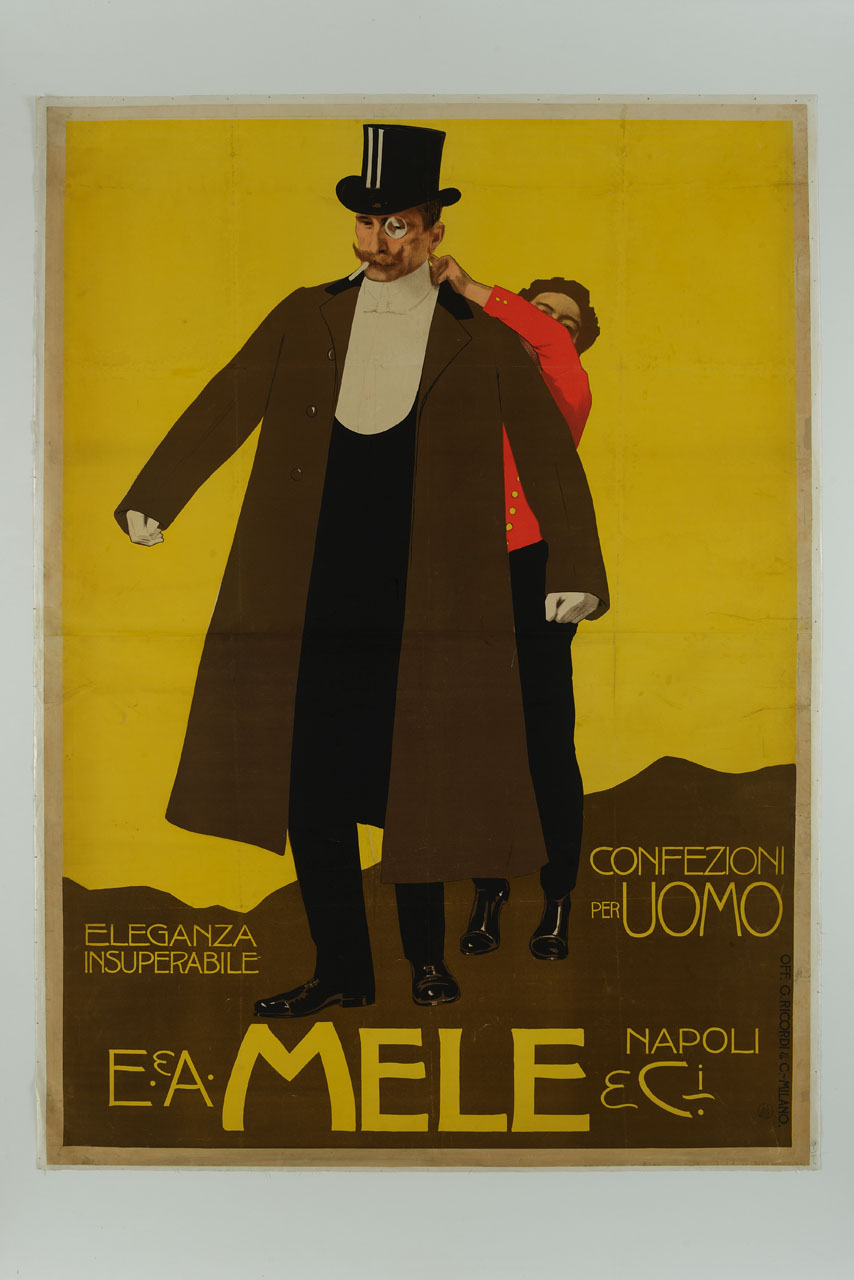 commesso aiuta uomo in smoking e cilindro con sigaretta ad indossare cappotto (manifesto) di Metlicovitz Leopoldo (sec. XX)